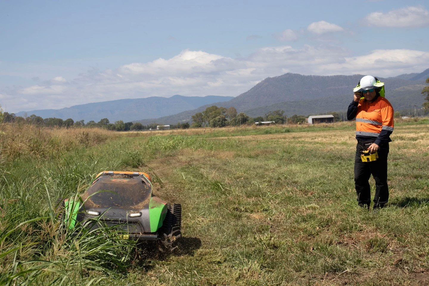 🔥 Now in Australia &ndash; The Green Climber F23

A compact bi-directional machine with no fear of the toughest tasks. New to Australia, the Green Climber F23 is an agile grass and weed cutter built to tackle extreme terrain and slopes up to 60&deg;