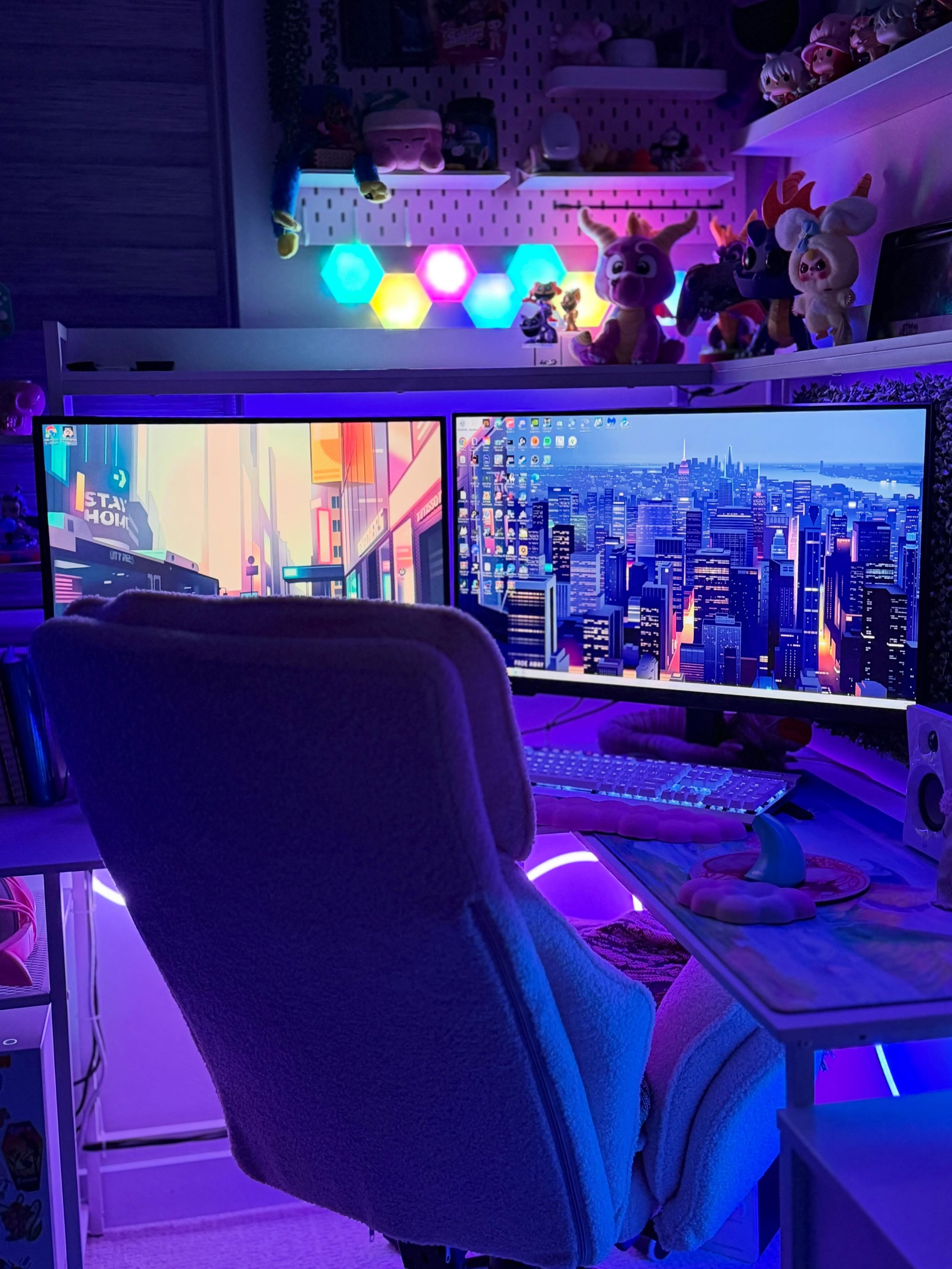 It&rsquo;s about time I got my PC desk looking tip top shape 😭❤️ in all honesty I&rsquo;ve put it off since I was spending so much time working on the rat room, bedroom, and kitchen. So now this room is ready for allllll the gaming I&rsquo;ll be doi