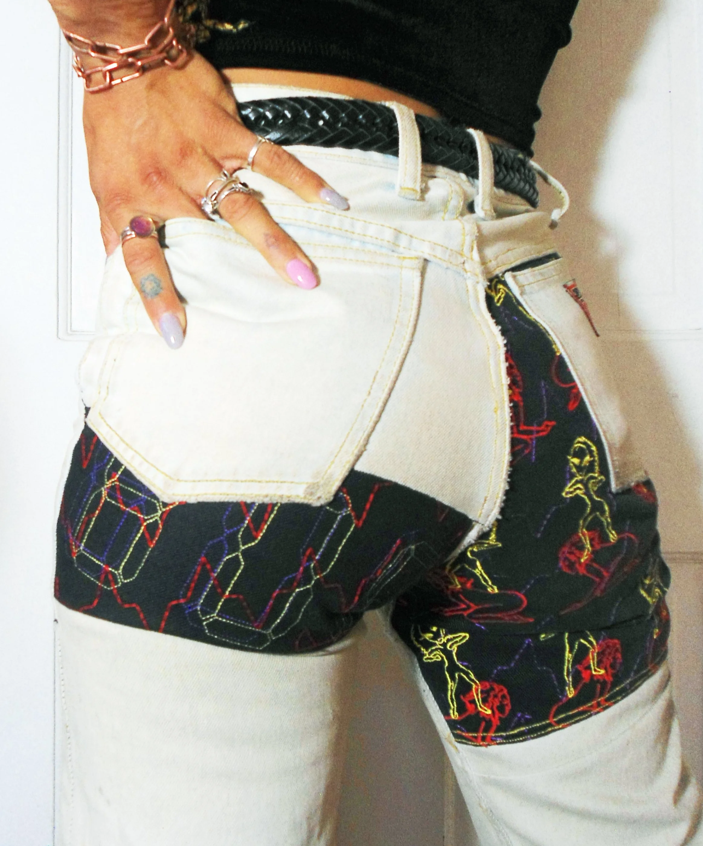 "Beat Worship Vintage Jeans" 2018
Vintage jeans with digitally embroidered panels