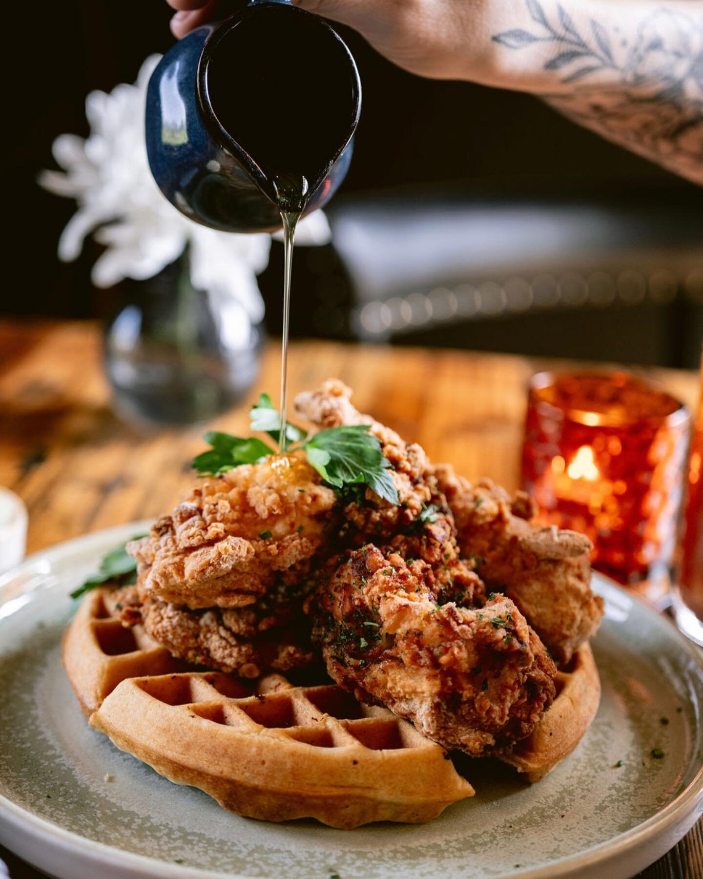 The only thing better than brunch is brunch at #TheLincolnNapa.

✨ This ✨ is happening for another 2 1/2 hours and again tomorrow at 10a!

🐓 Chicken and Waffles
🦞 Lobster and Chips 
🍳 Egg Sandwich
🍔 Smash Burger 
🌯 Breakfast Burrito