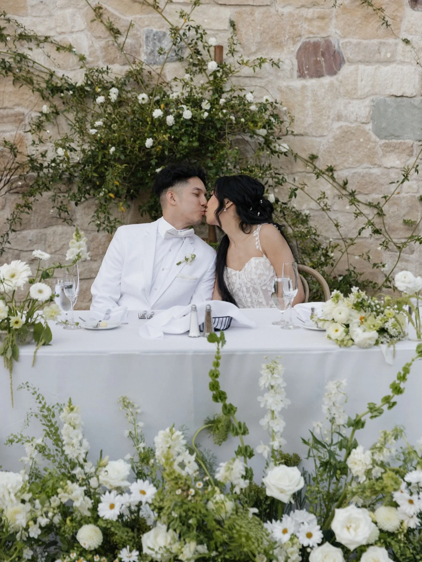 One of my favorite ways to design sweetheart tables is by repurposing florals from the ceremony! 
⠀⠀⠀⠀⠀⠀⠀⠀⠀
Here, the ground arrangements that lined the aisle found a new home around the couple&rsquo;s table &mdash; creating a lush, garden-like setti