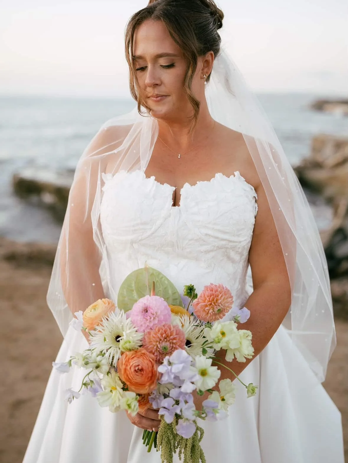 The most beautiful bride with one of my favorite bouquets to make at one of my most favorite places 💕💕

Photo @brianaleephoto