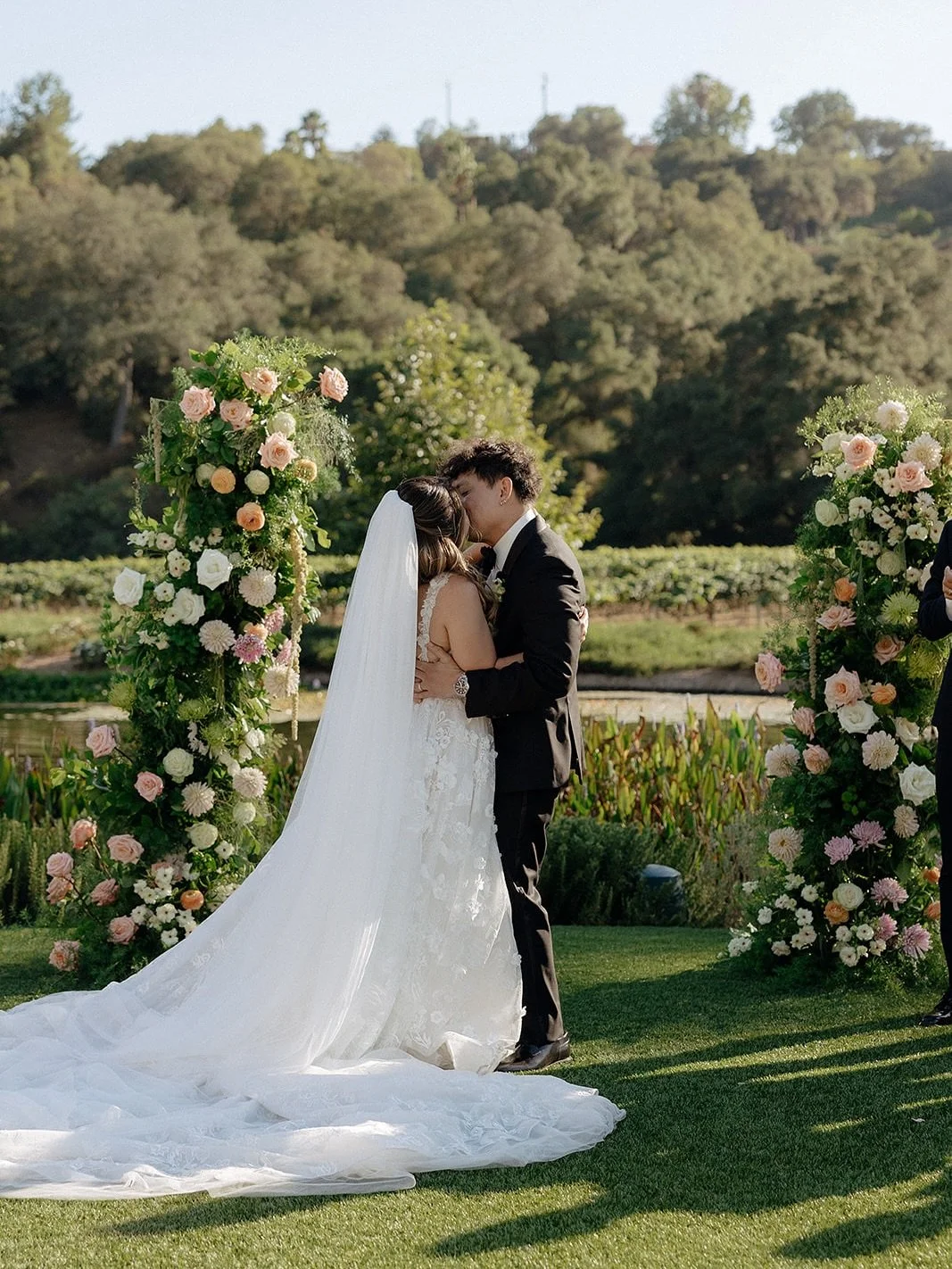 Just married and surrounded by the sweetest blooms 💕

Loved creating this floral frame full of peachy tones and soft textures for S &amp; C big day.

Photo @carmelajoyphotography 
Venue @monserateweddings