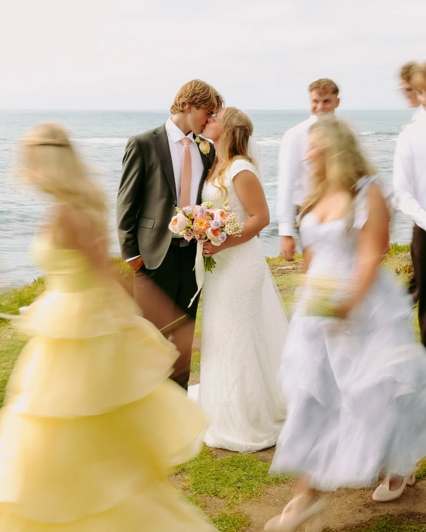 The kind of happiness you can feel through the photo ☀️💕💛

Photo @sunniesidestudios