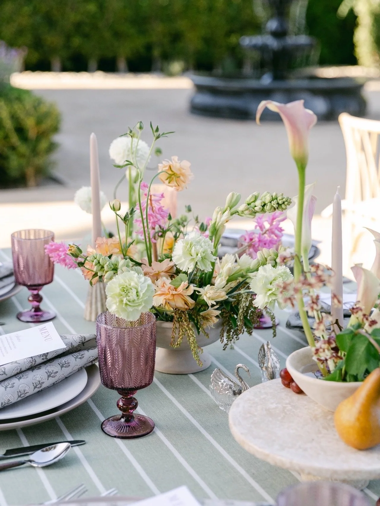 Butterfly ranunculus + hyacinth = the dreamiest kind of table story 🦋🌸 

⠀⠀⠀⠀⠀⠀⠀⠀⠀
Venue: The Swanner House- @theswannerhouse_1923
Planning &amp; Design: Sophia Katarina Events- @sophiakatarinaevents
Florals: Daydream Florals- @daydreamflorals
Phot