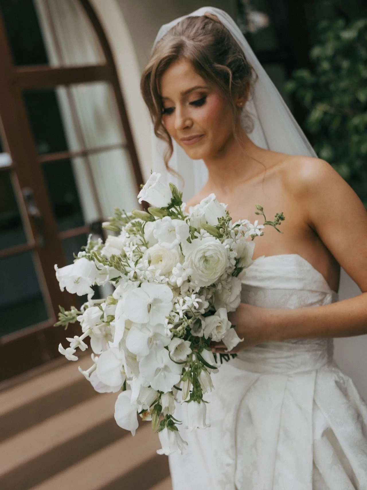 Forever in love with this cascading bouquet filled with the brides favorite flowers 🤍

@kelliejanephoto 
@lajollawomansclub