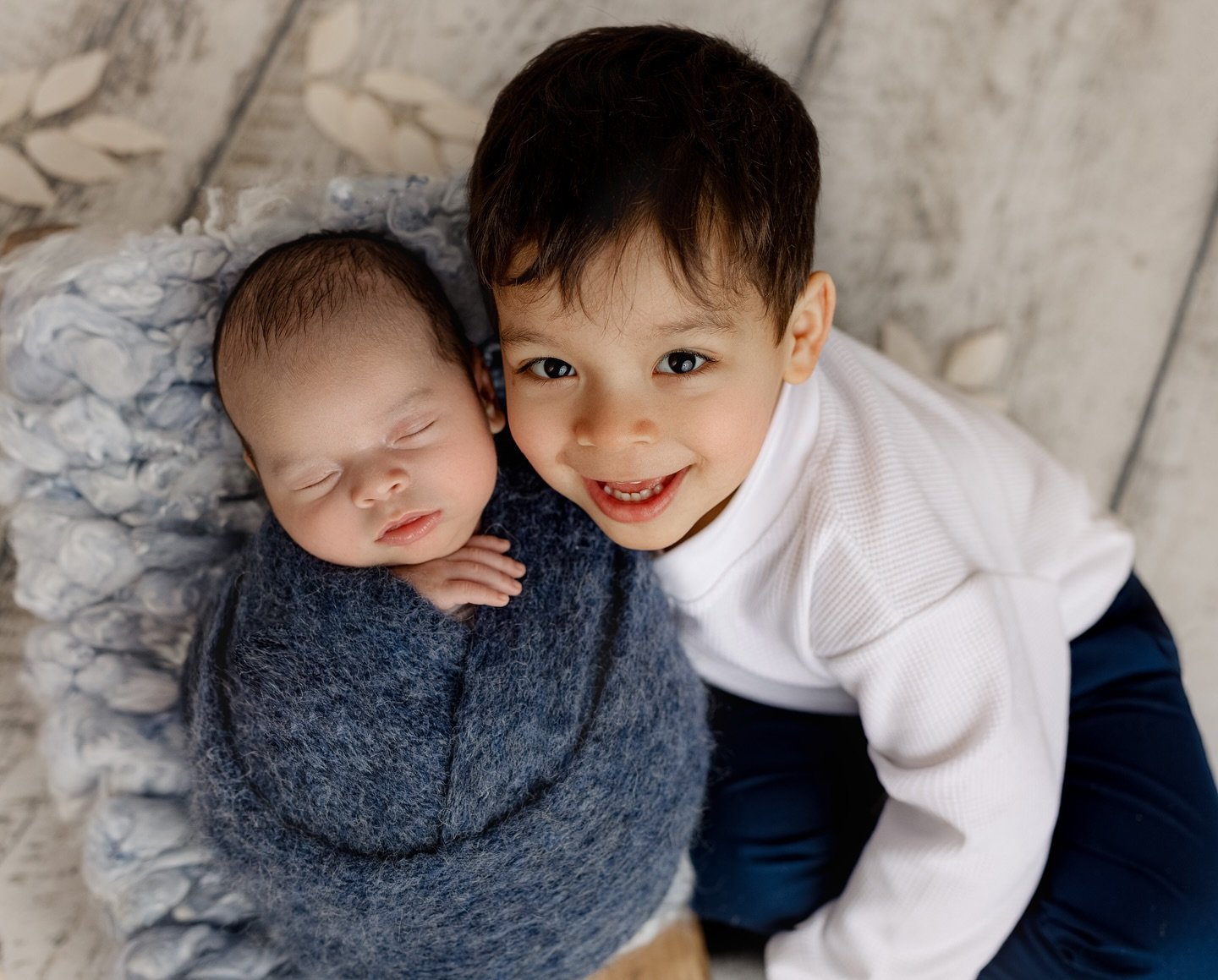 They are absolutely adorable together!

We all know how challenging it can be to take newborn pictures with a toddler, but Charles made it so easy. He truly adores his baby brother and shows such genuine care for him! 🥰 I can already imagine the inc