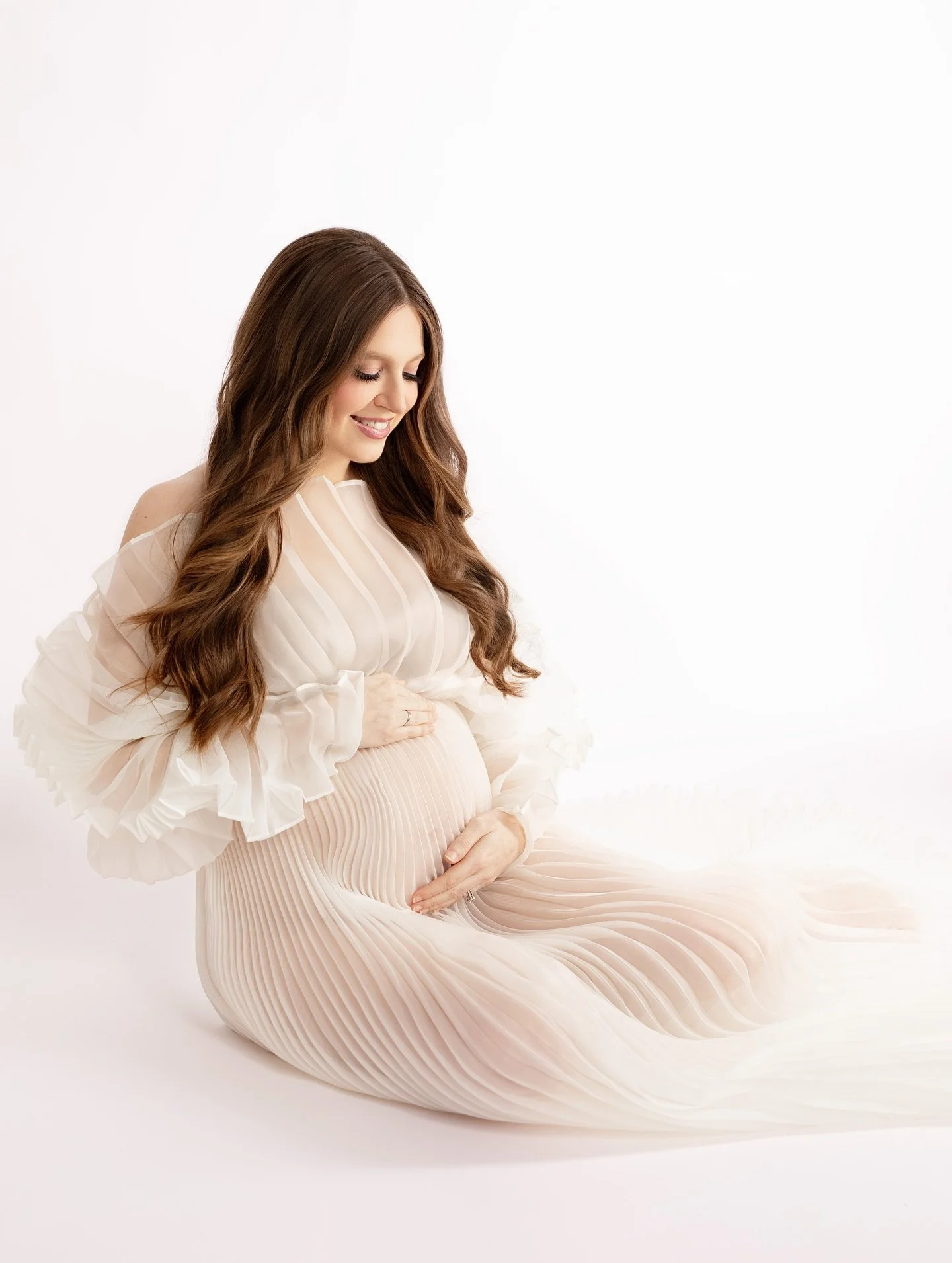 I absolutely adore these two pictures! Isn't Mom just the most gorgeous and radiant? π₯°π
#NewJerseyMaternityPhotographer #maternityphotoshoot