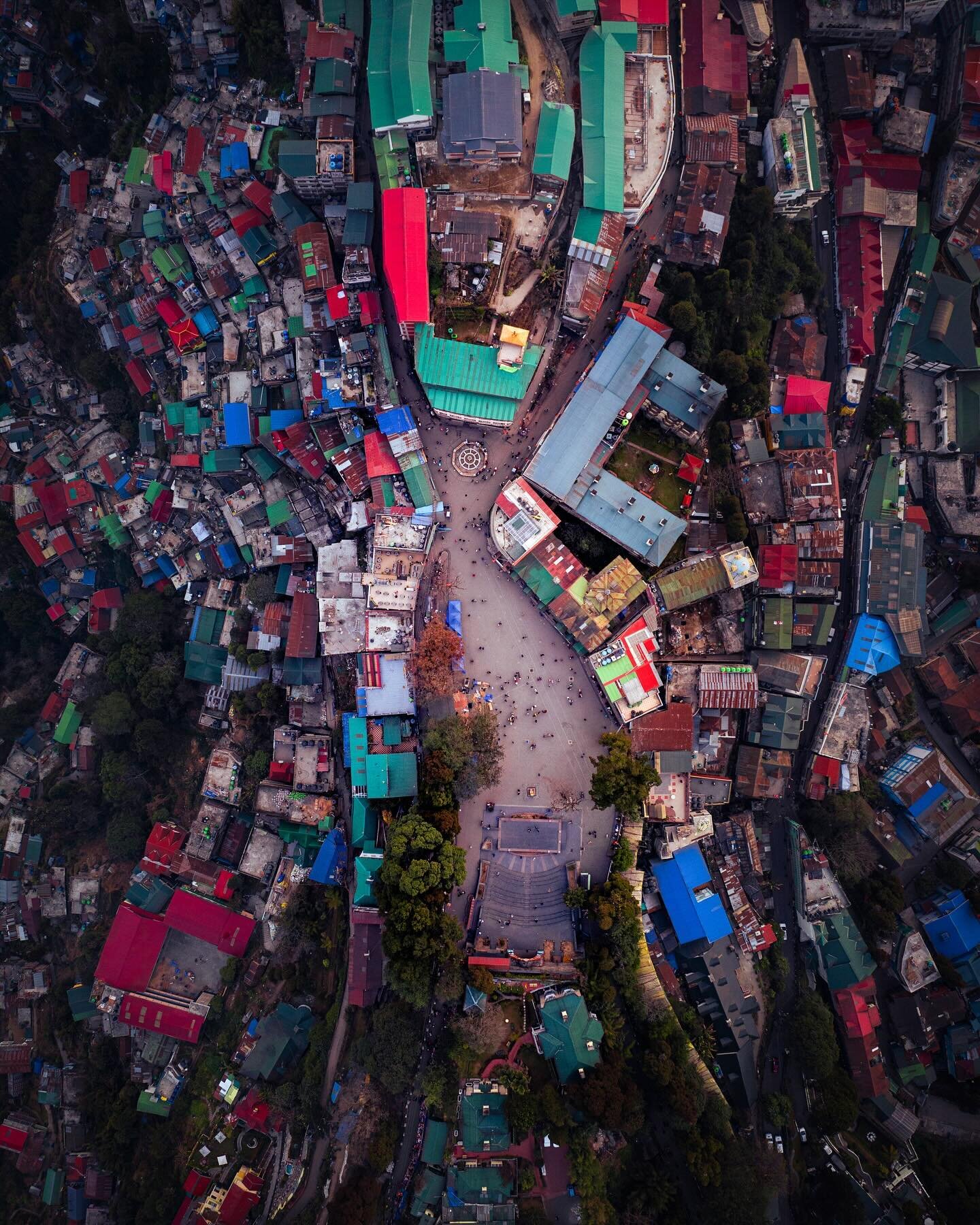 Darjeeling. A place of nostalgia for every bengali!

Every year, I try to travel to Darjeeling at least once. For the quintessential taste of tea, for my love of winter and all things cold, for sharing a plate of momo with my loved one in a teeny tin