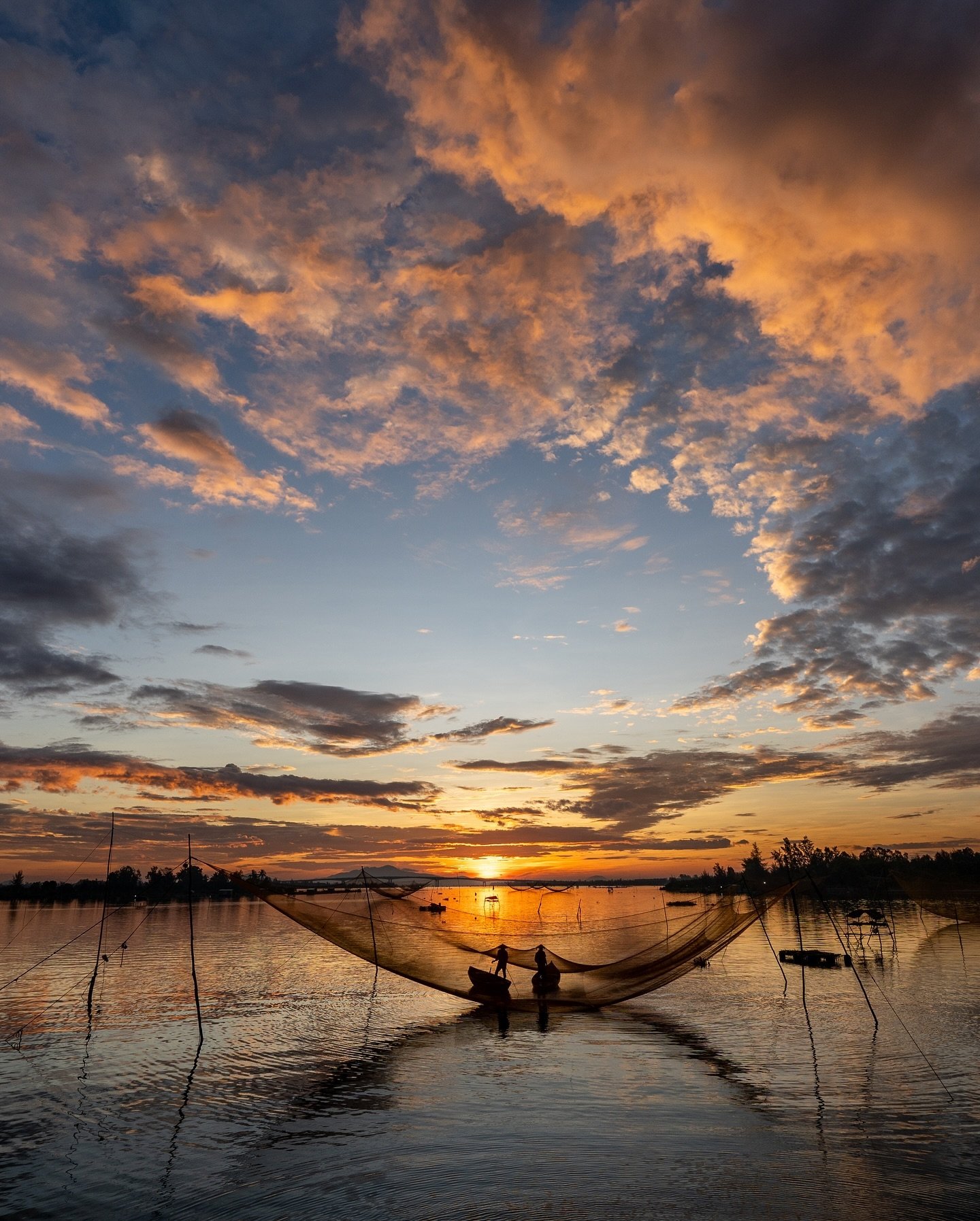 Fishing at dawn

At 4 in the morning before sunrise, rural Vietnam wakes up. The fishermen start their day by casting the beautiful golden net in the first light of the sun, creating magical views.

Swipe right through the entire series and let me kn