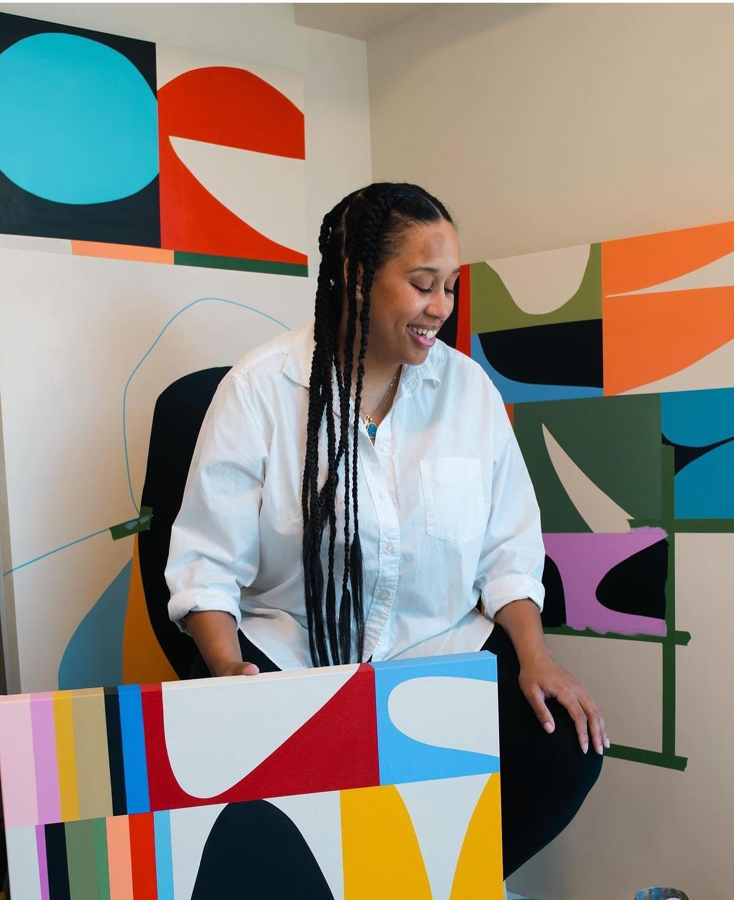 Featuring Dierdre Patterson (@deardrahpee), a self-taught artist specializing in abstract paintings and sculptures. Her intuitive process, free from pre-sketched designs or fixed color schemes, allows her artworks to unfold naturally, sparking a dial