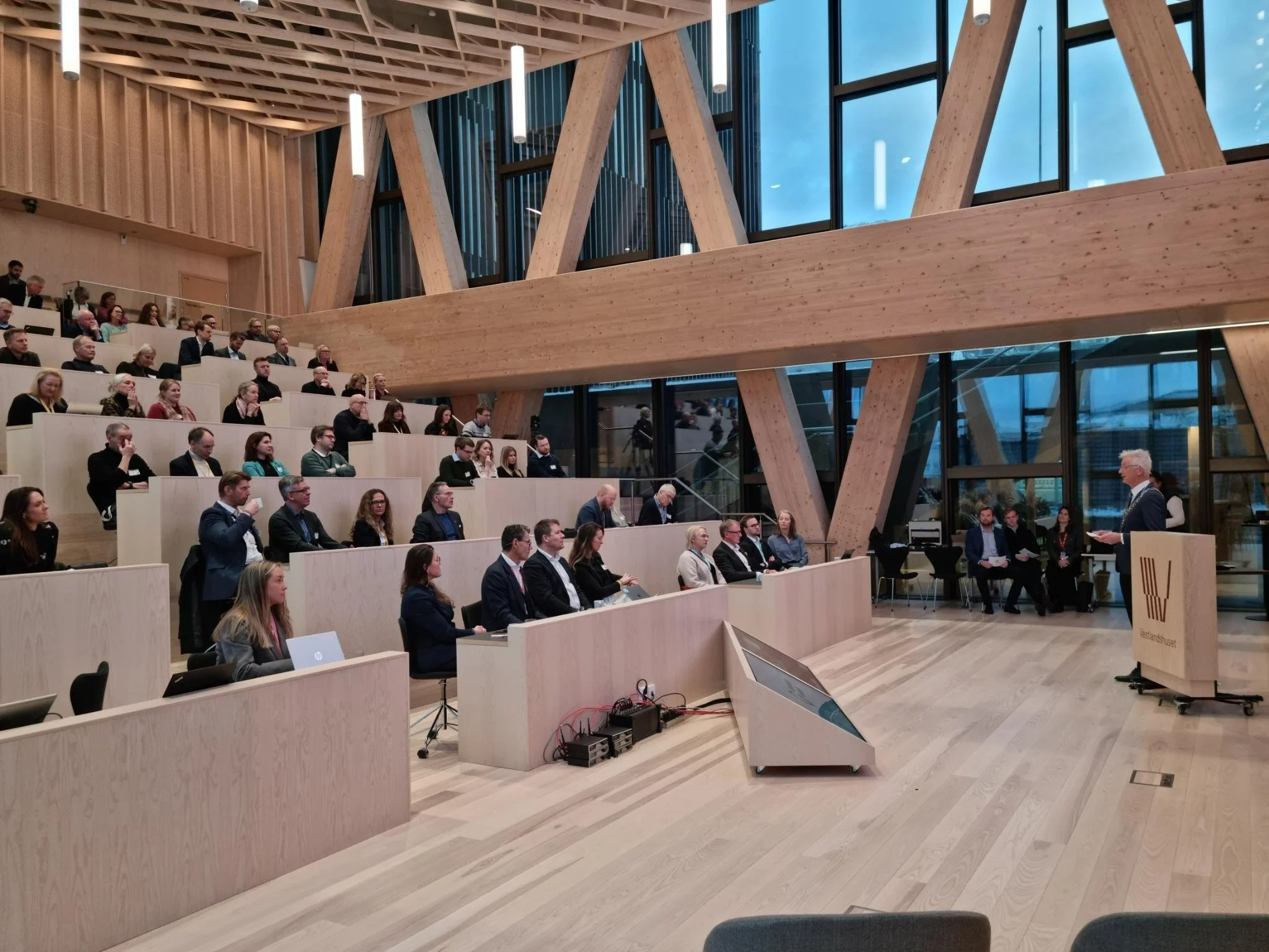 Fylkesordførar Jon Askeland talar i Vestlandssalen på Vestlandshuset under lanseringa av Vestlandsporteføljen 2.0