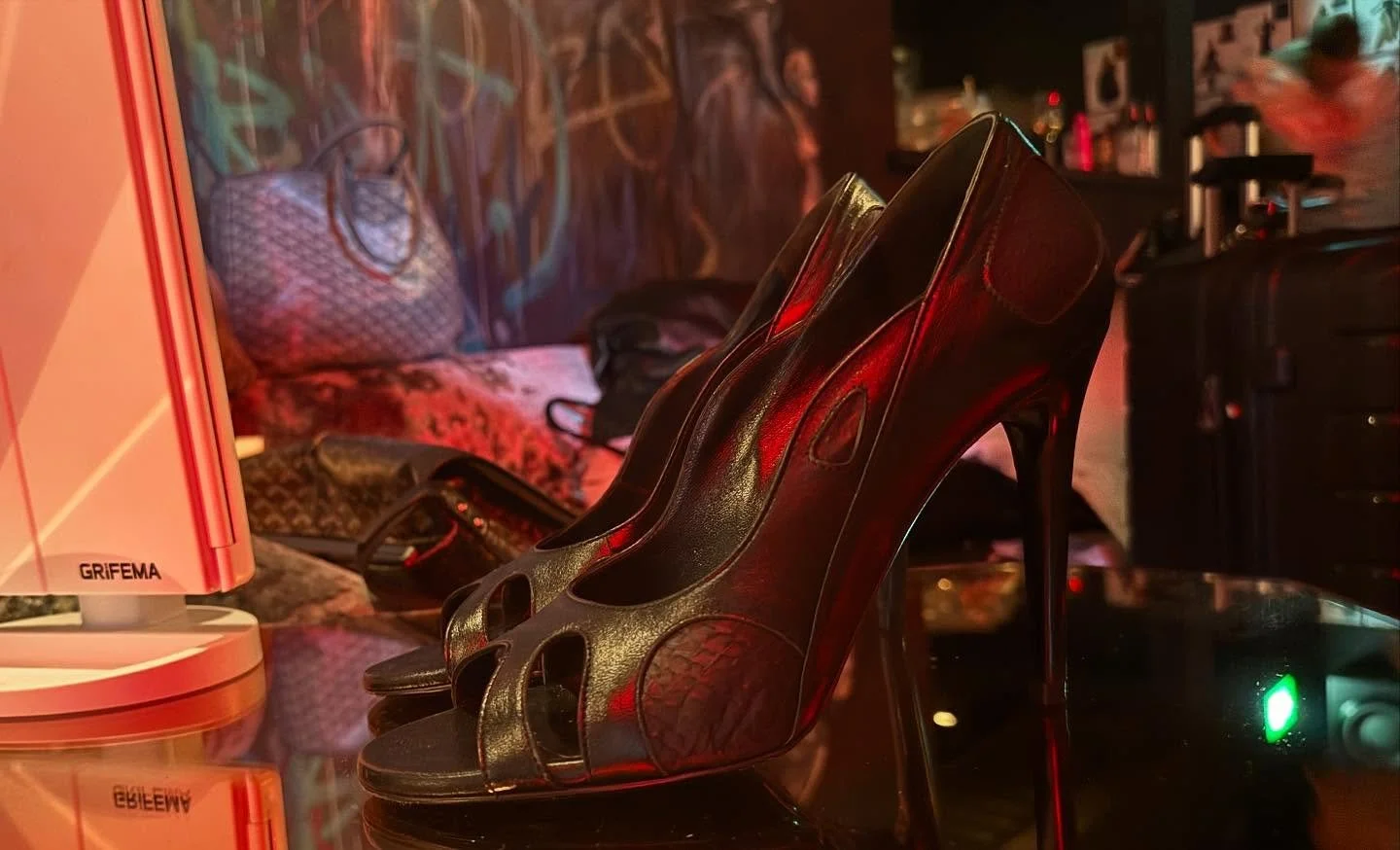 Straight off the runway at London Fashion Week ✨ The gorgeous @talliastorm rocked these pumps @amberambroseaurele 👠
#LFW #amberambroseaurele #taliastorm #runway #fashionweek #statementshoes #luxuryfootwear #backstage @saraanyaaaa