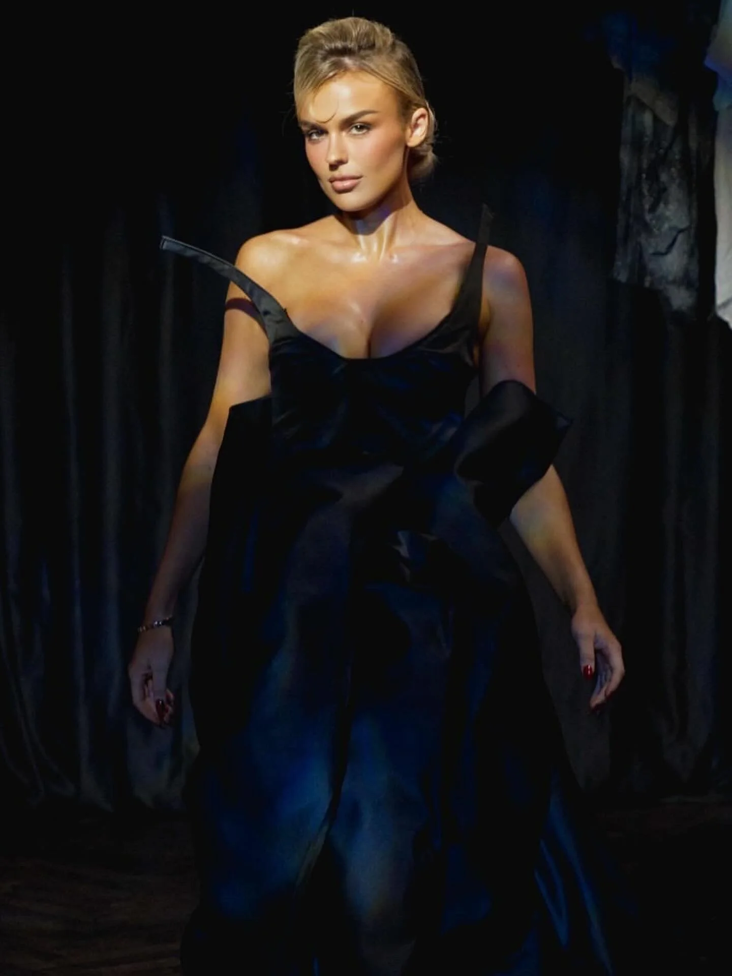 Posted @withregram &bull; @saraanyaaaa LOOK 2 SS26 The Tragedy Queen 

LAMENT OF THE LILY @talliastorm 

@themandrakehotel 

Photo: @ceceliamaduekwe  Key Makeup and Hair @makeupbyjosephrobertson @leahsmithhair_ 

Set design @setdesignbykate 

Nails @