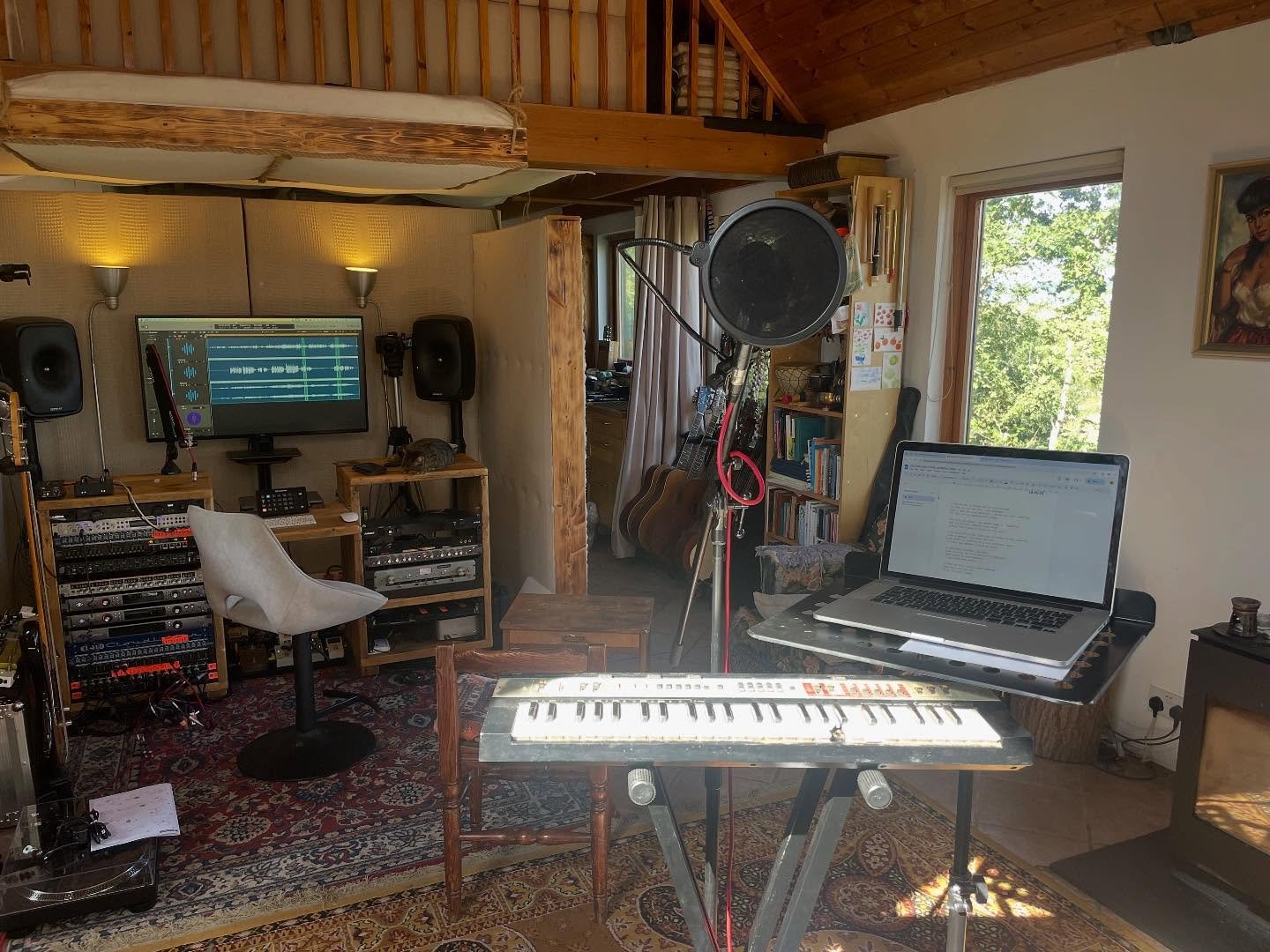 It is done ! It is over. My first stint of French/Spanish live shows alongside some beautiful dates back in the UK. 

Loads of love to @cambridgefolkclub for hosting my final tour date last night. 

I&rsquo;ve met some lovely faces in the past six we