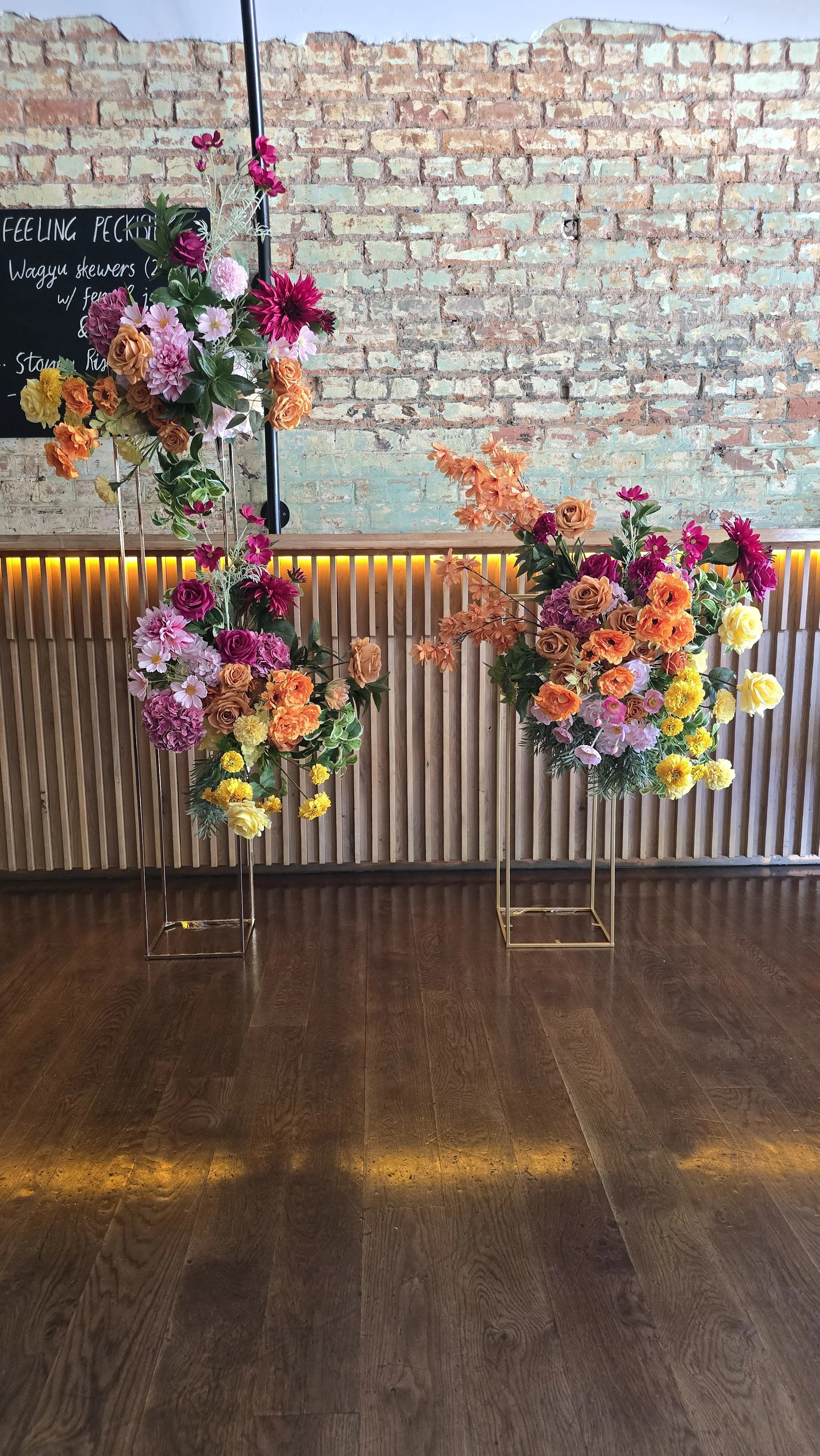 Floral-decor-with-square-golden-plinth.jpg