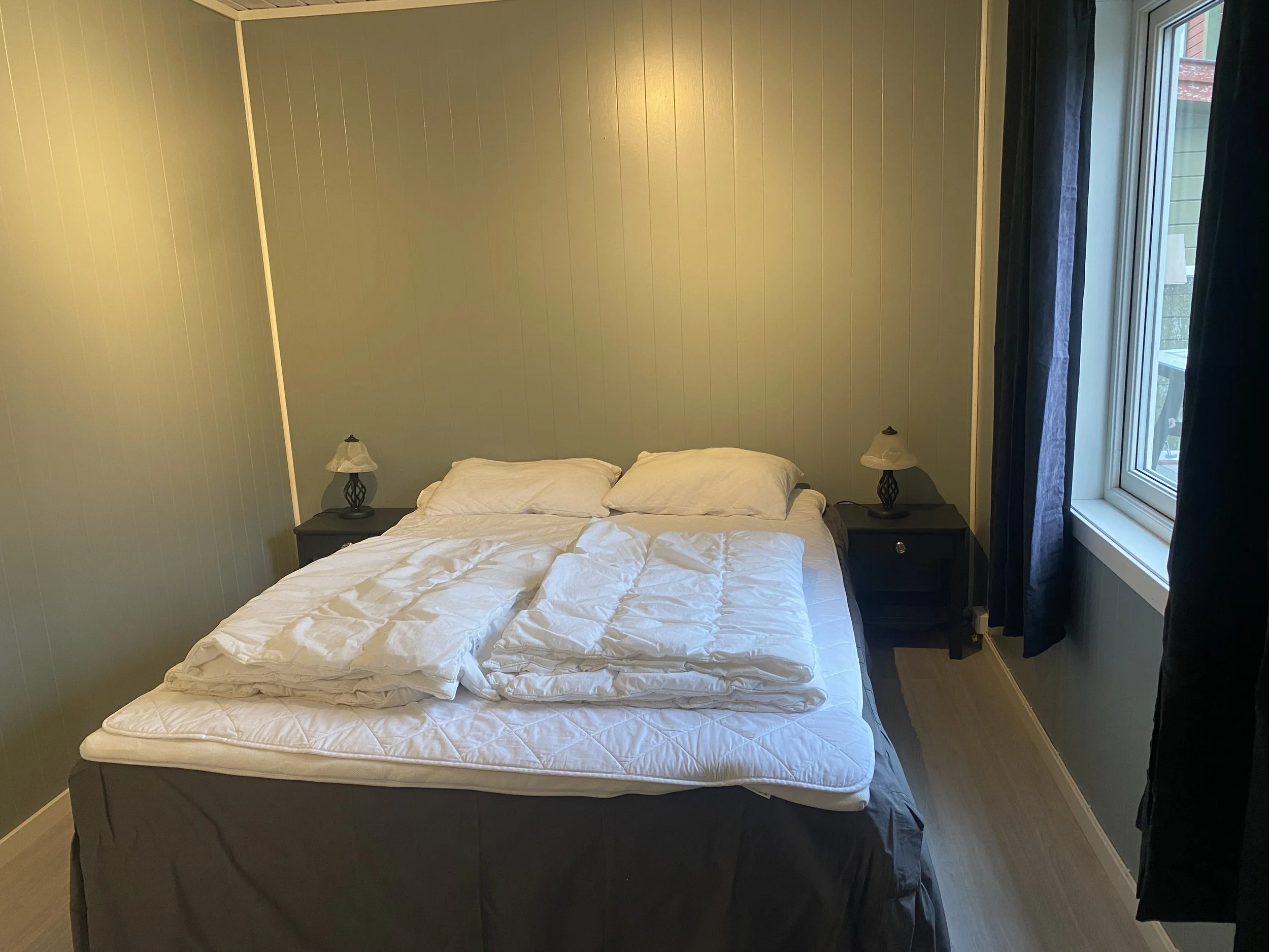 Soverom med dobbeltseng