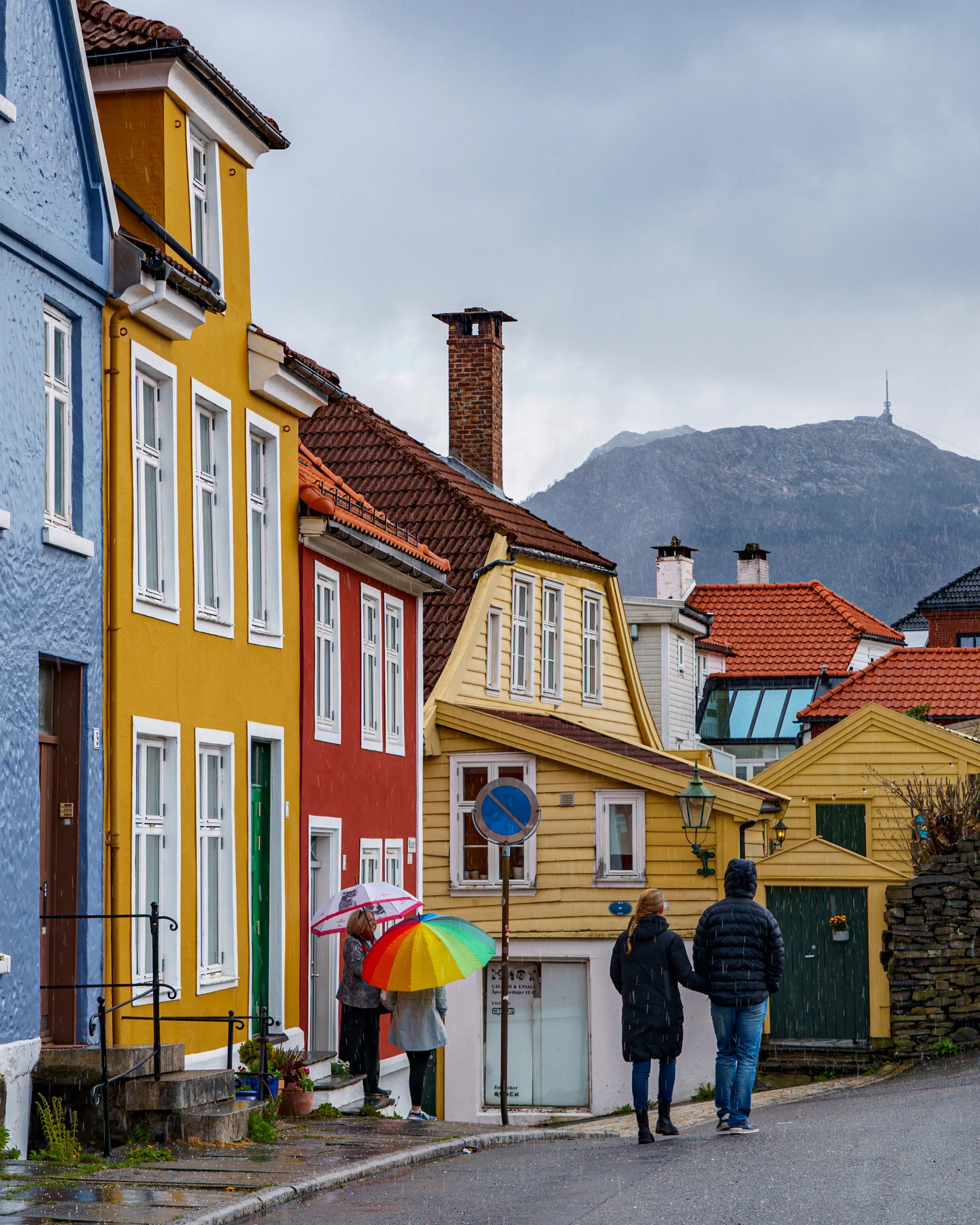 Bergensbilde. Foto: Anna T. Takle. PhotobyTakle . Regn i Bergen. Paraply
