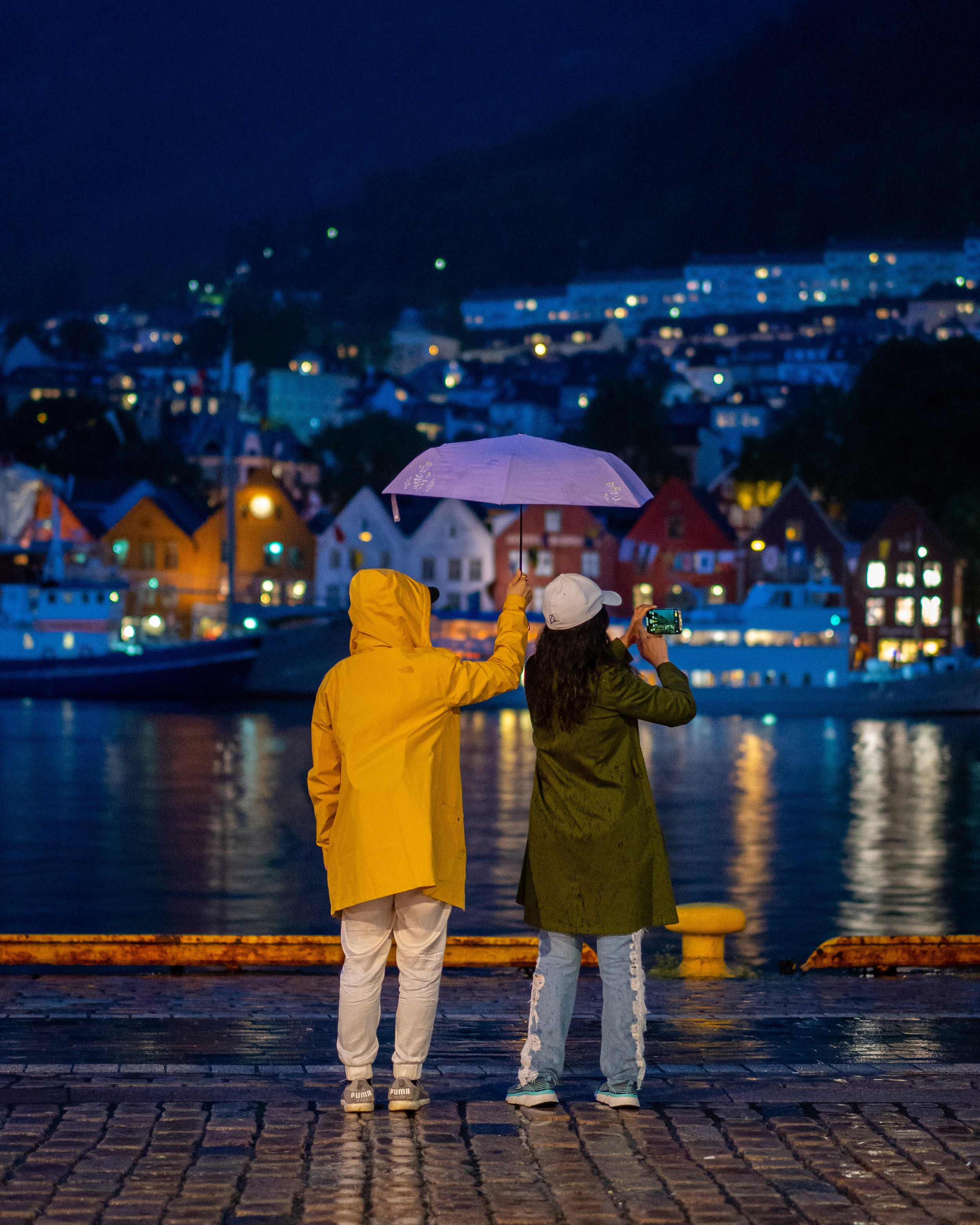 Bergensbilde. Foto: Anna T. Takle. PhotobyTakle . Regn i Bergen. Paraply