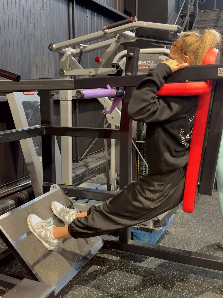 Growth happens where you&rsquo;re challenged: not where you&rsquo;re comfortable

Leg day at @levels_cumbernauld this week 

Bodybuilding for me is always more than just the reps and sets, it&rsquo;s about connection. Training with people who match y