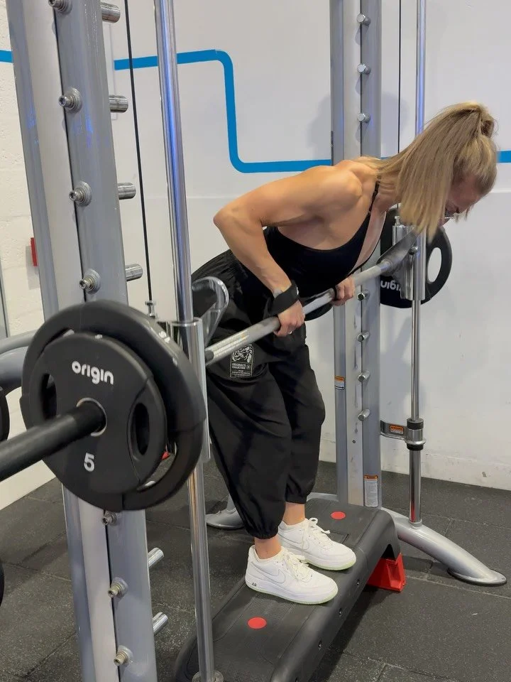 Feels good to earn my pulls back - not rushing, just rebuilding.

This week was about easing back in to controlled rows, supported pulldowns. Managing volume and load. 
Same focus as always: yes progression matters, but recovery decides how long you 