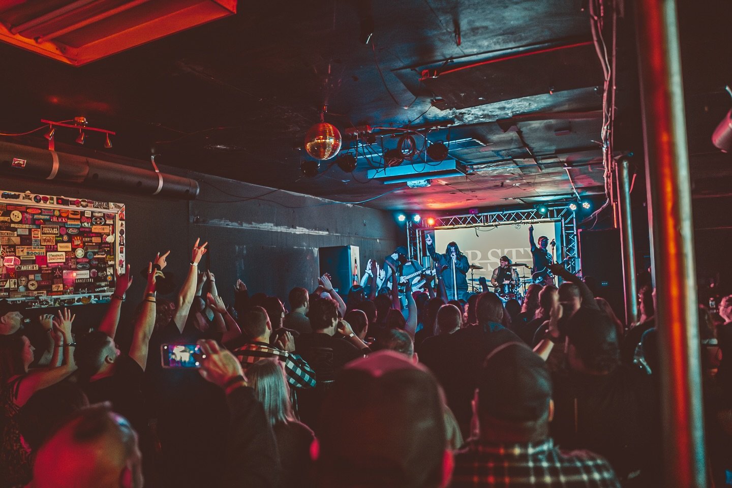 last show for a bit is tonight at the &lsquo;Red Flag&rsquo; in Saint Louis, MO.

come hang with us. 
📸 @sarahcarmodyproductions