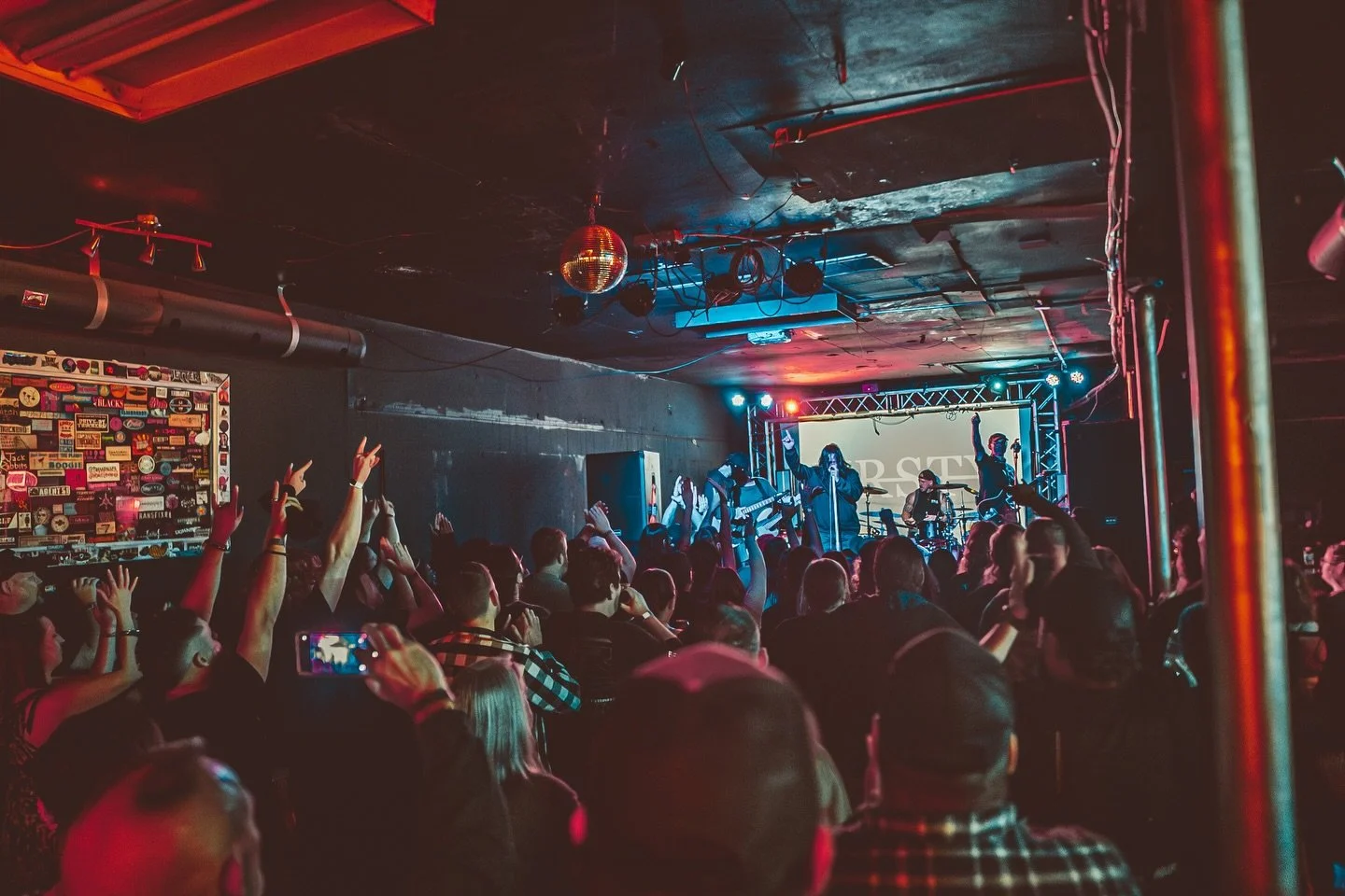 last show for a bit is tonight at the &lsquo;Red Flag&rsquo; in Saint Louis, MO.

come hang with us. 
📸 @sarahcarmodyproductions