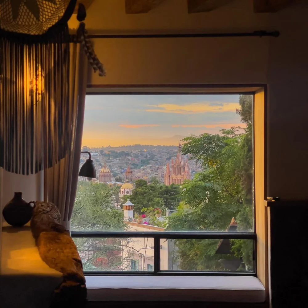 Who&rsquo;s looking for a Book with a View!? 📖 🌟
.
.
.
#casakarinasma #sanmigueldeallende #visitmexico #travelgram #mexico #glassbottompool #luxuryworldtraveler #hippiechic #livetheadventure #lovemexico #holidayhome #vacationhome #mexicodesconocido