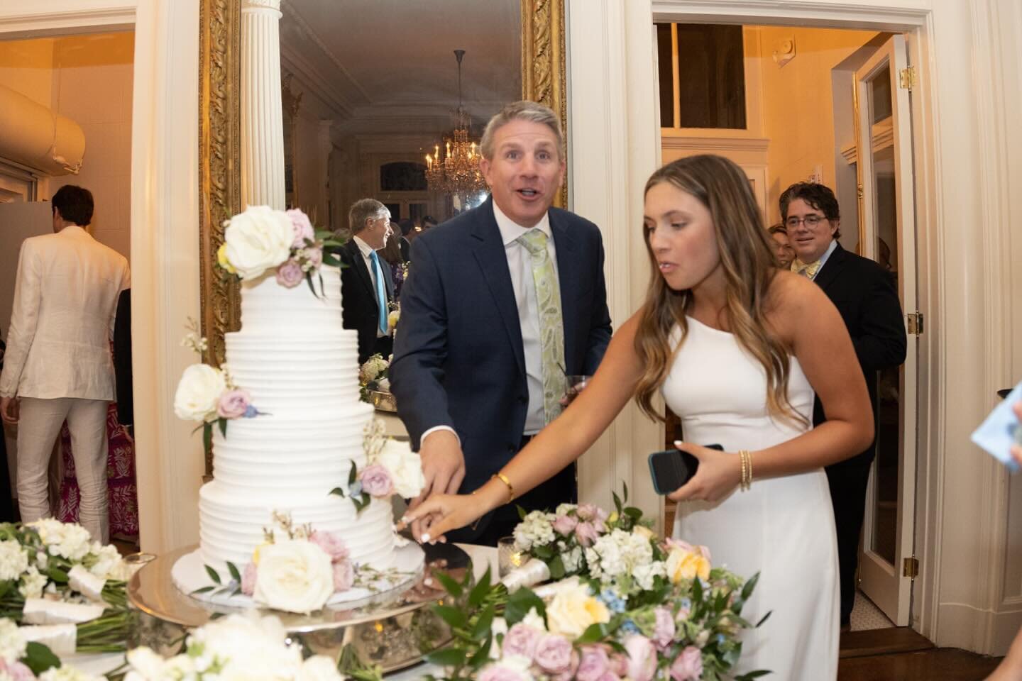 &ldquo;Caught in the act&rdquo;! When your wedding proofs come in and you see that your photographer caught friends swiping a taste of your cake before you have! 😂🤣😂 📸💥