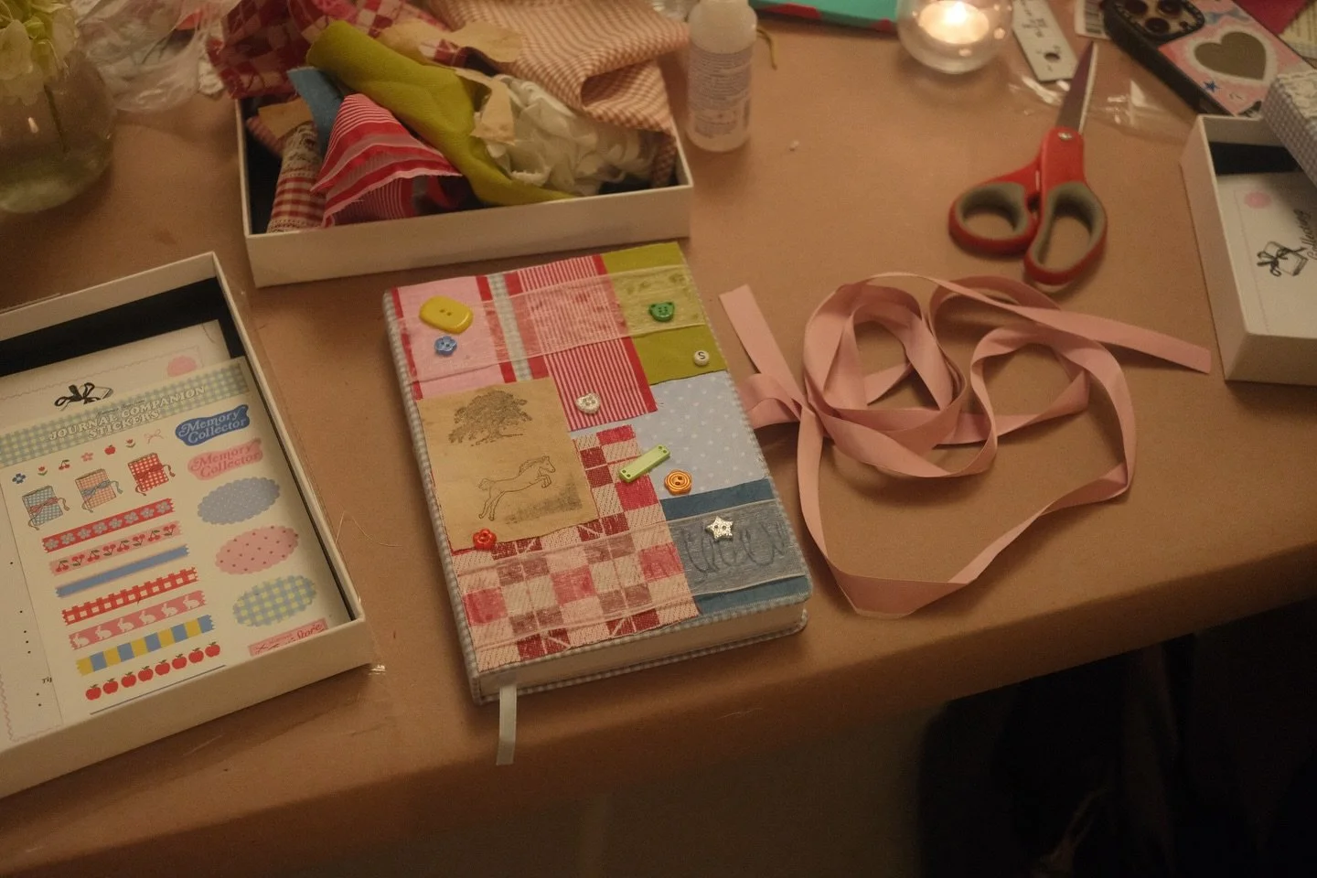 sweet lil crafty moments from our junk journal embellishment workshop in celebration of @martinamartian &lsquo;s new book, A Year of Junk Journaling! 

We made custom one of a kind covers for our @martinastinystore journals with fabric scraps, trinke