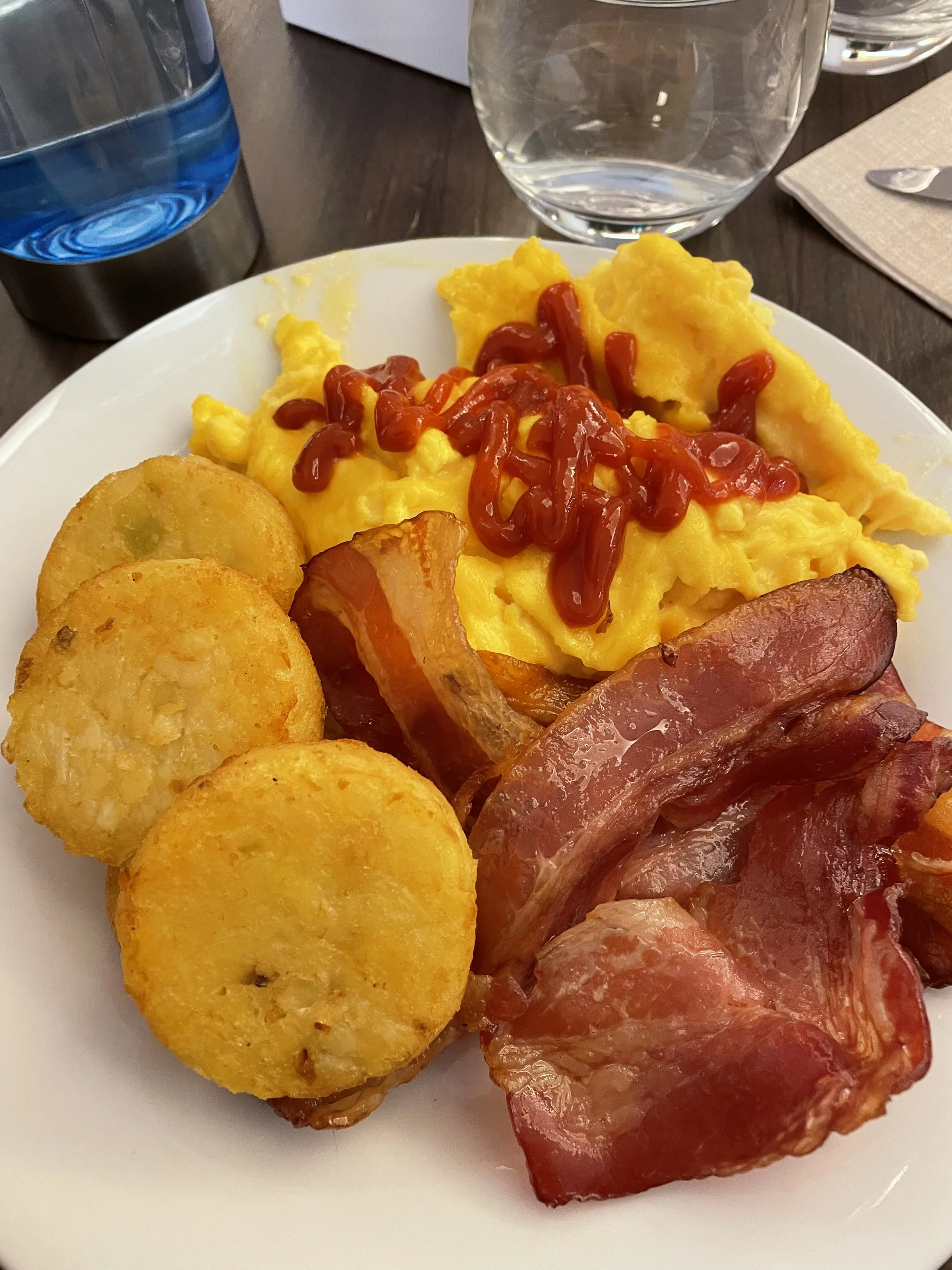 breakfast at courtyard marriott rome central park in italty hasbrown and bacon and egss