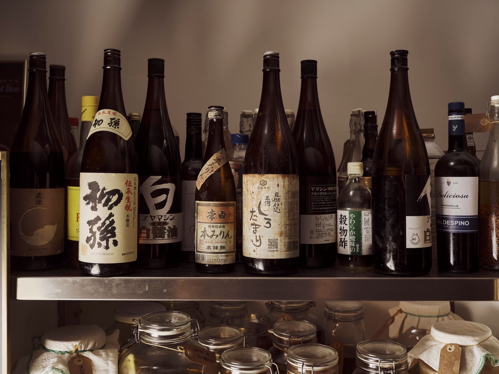 Zutaten-Flaschen mit Japanischen Schriftzeichen und Einweckgläser aus dem Restaurant PlayingSOLO, Madrid - zu Gast im Berghof in Lech