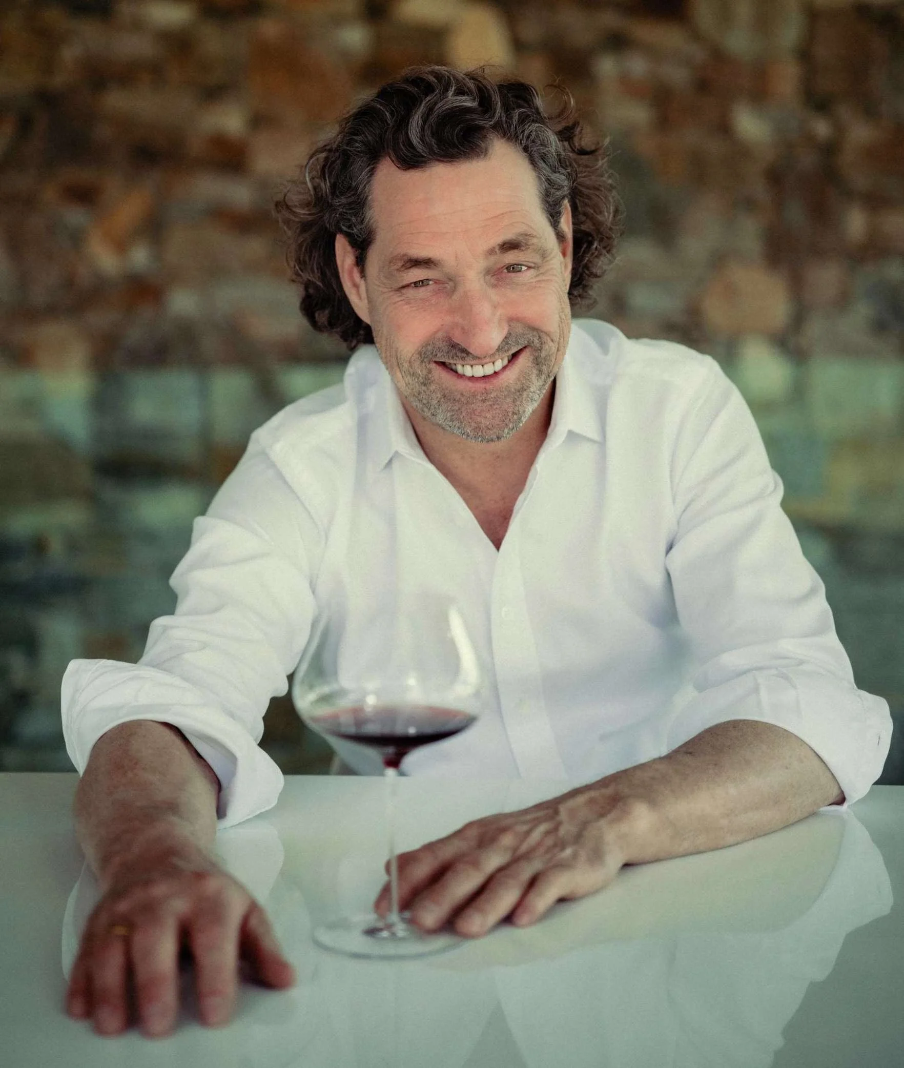 Lucas F. Pichler präsentiert seinen Pinot Noir.