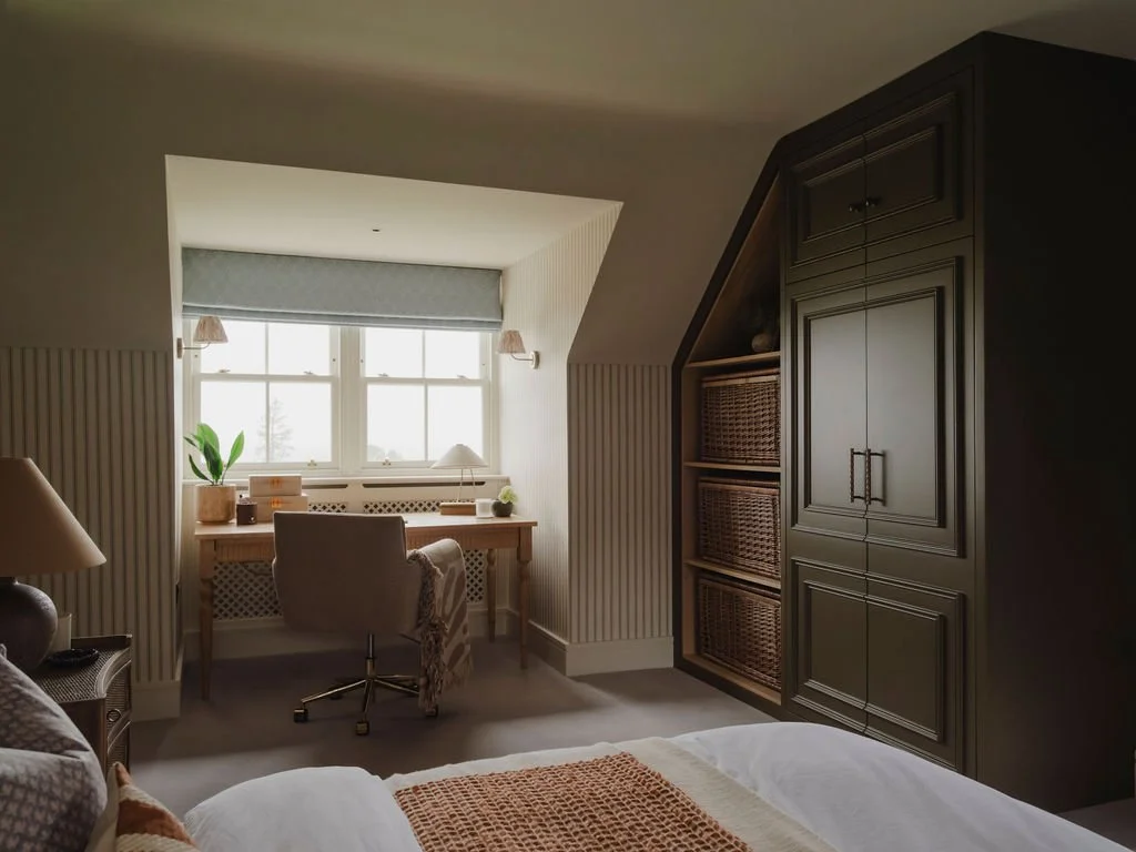 Custom wardrobe and desk joinery designed for a Bourne End, Buckinghamshire bedroom
