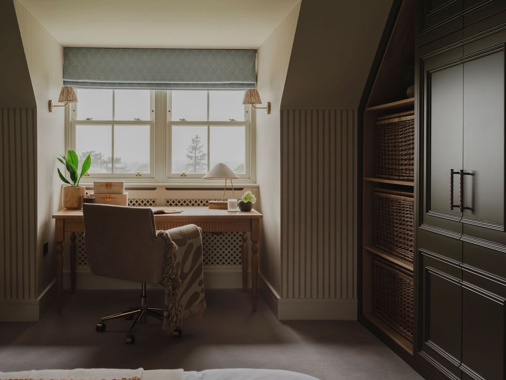 Bespoke joinery design for an integrated bedroom workspace in Bourne End, Buckinghamshire
