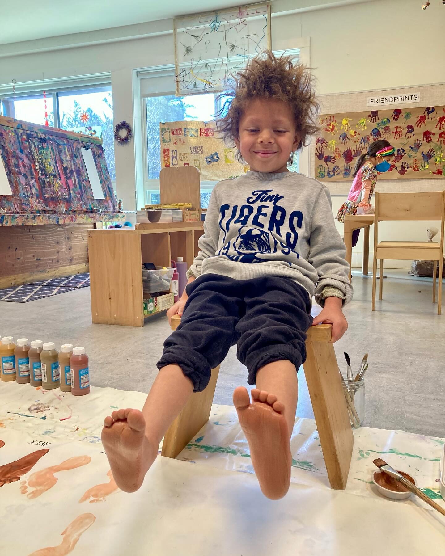 This week Nursery teachers wove together inquiries about animal tracks and skin color. Children found the shade of brown that matched their skin and then teachers painted their feet so they could make their own tracks! #preschool #commonschool #emerg