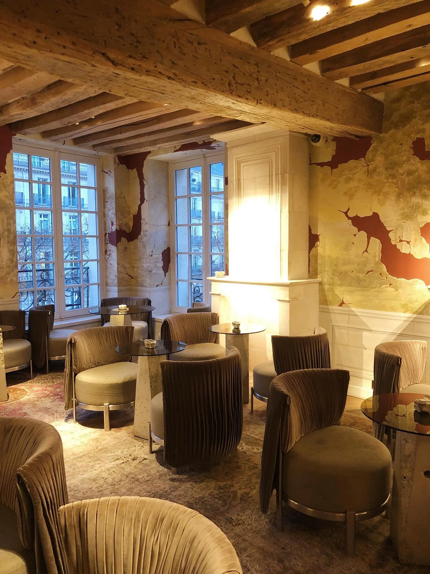 Le weekend! Head to @cravanparis in the 6th for a hand crafted cocktail in a lovely 17th-century setting.  Sample a different cocktail on each floor. The main floor showcases the art nouveau grand bar. Choose between the period wooden staircase or th