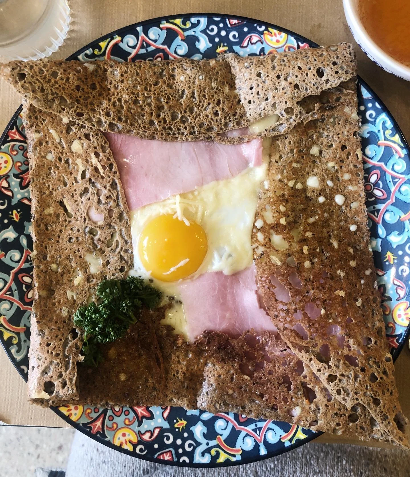 The perfect lunch! Head to @maisonbretonneparis for their cr&ecirc;pe menu. For just &euro;17,50, you can select one lunch cr&ecirc;pe (I chose mine with egg, emmental cheese and ham), one dessert cr&ecirc;pe (salted caramel butter for me) and a glas