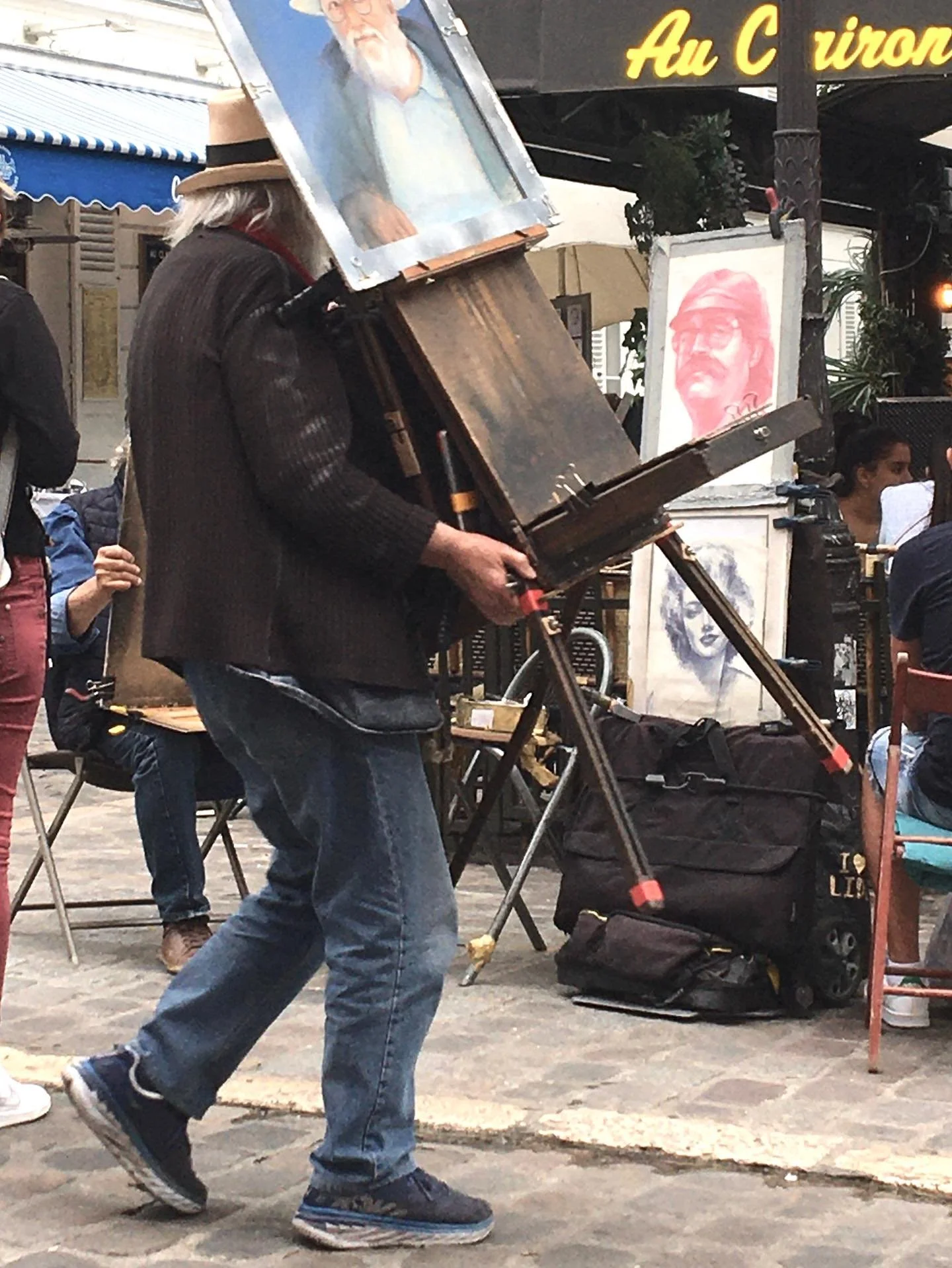 Place du Tertre in Montmartre could also be called the artists square. Read my latest blog post about the process to secure a job as an artist here and why this could be the best souvenir from your next trip to Paris. Link in my bio above. 

#planmyp