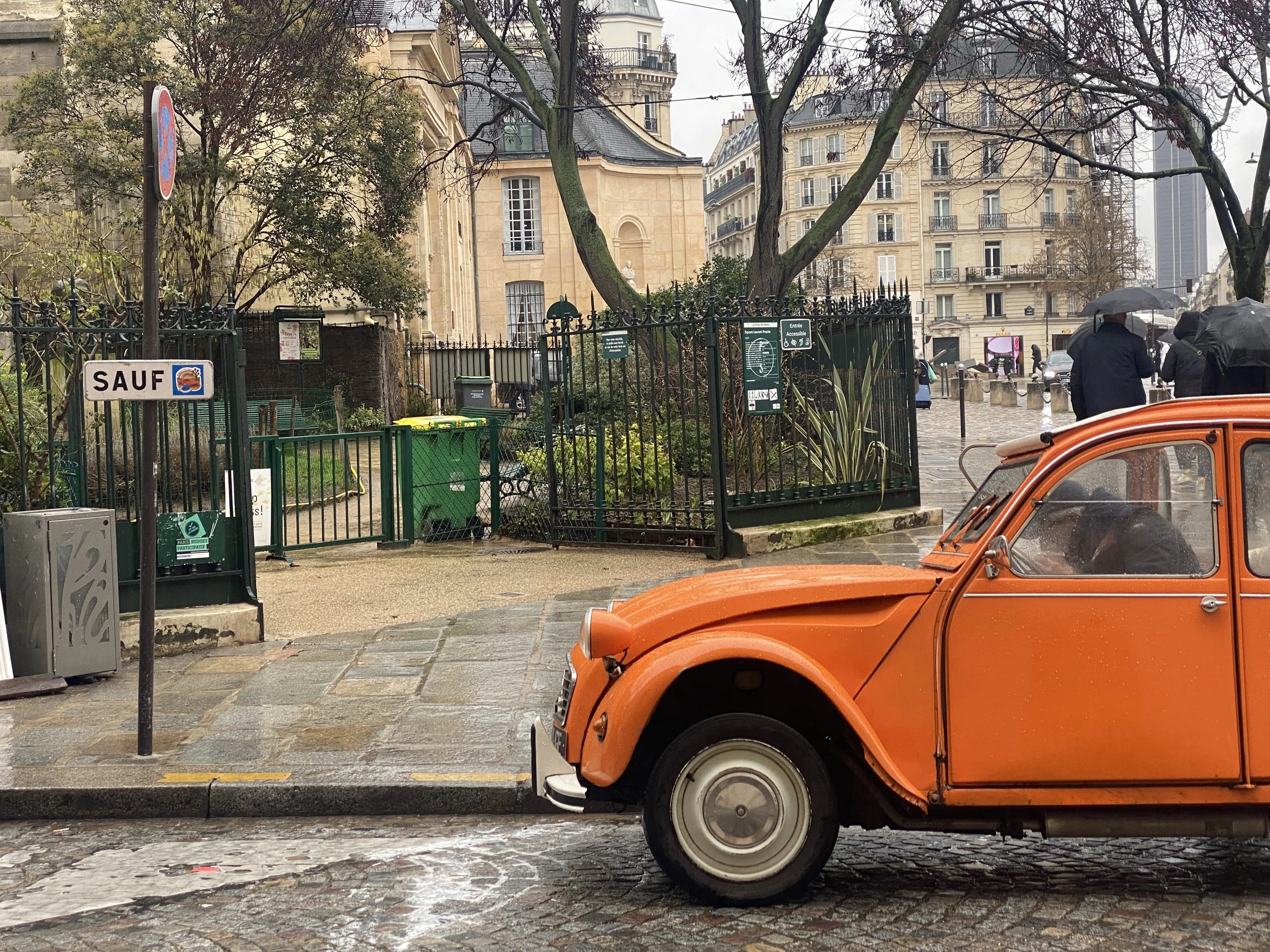 2CV in Paris