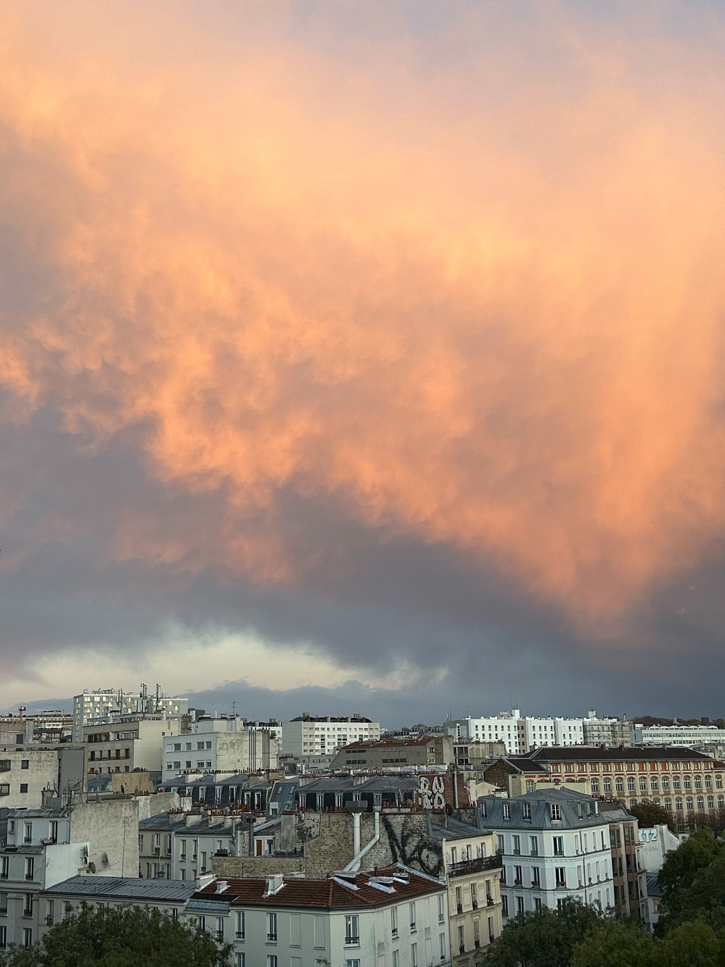 Octobre est pass&eacute; si vite, &agrave; la fois tr&egrave;s doux et tr&egrave;s intense. Un ann&eacute;e de plus de cette fast-sweet-lucky-happy life 💜⚖️⚡️🍀 la vie &ccedil;a passe vite, take it easy but take it !

&bull; coucher de soleil parisi