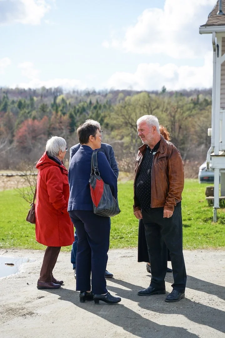 La mairesse discute avec des membres du CA