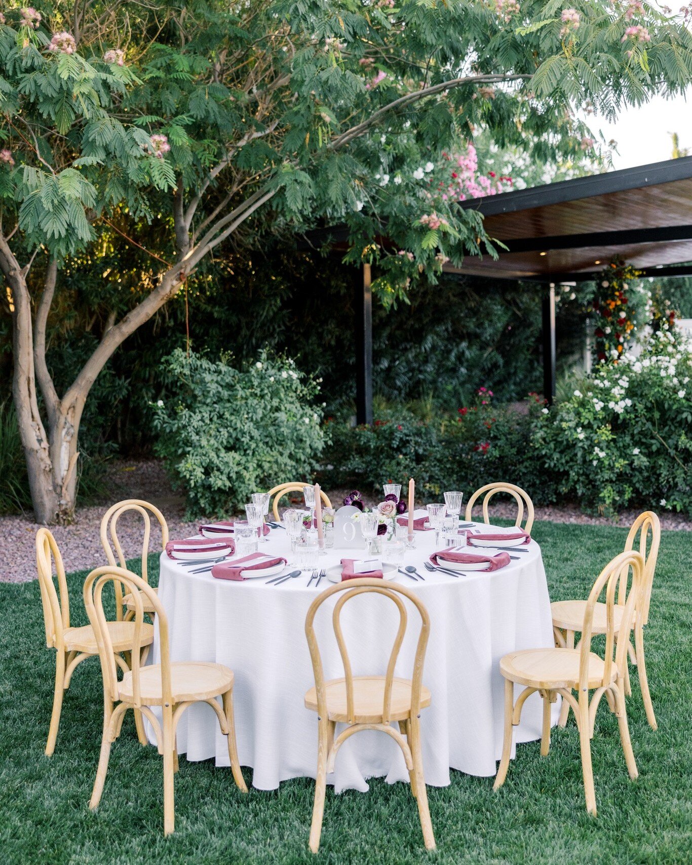 Finding a Las Vegas outdoor venue with lush greenery and outdoor reception options is limited to none 🌿
Which is why we take pride in the multiple outdoor reception AND ceremony options we have to offer 🤍
If you are looking for an outdoor Las Vegas