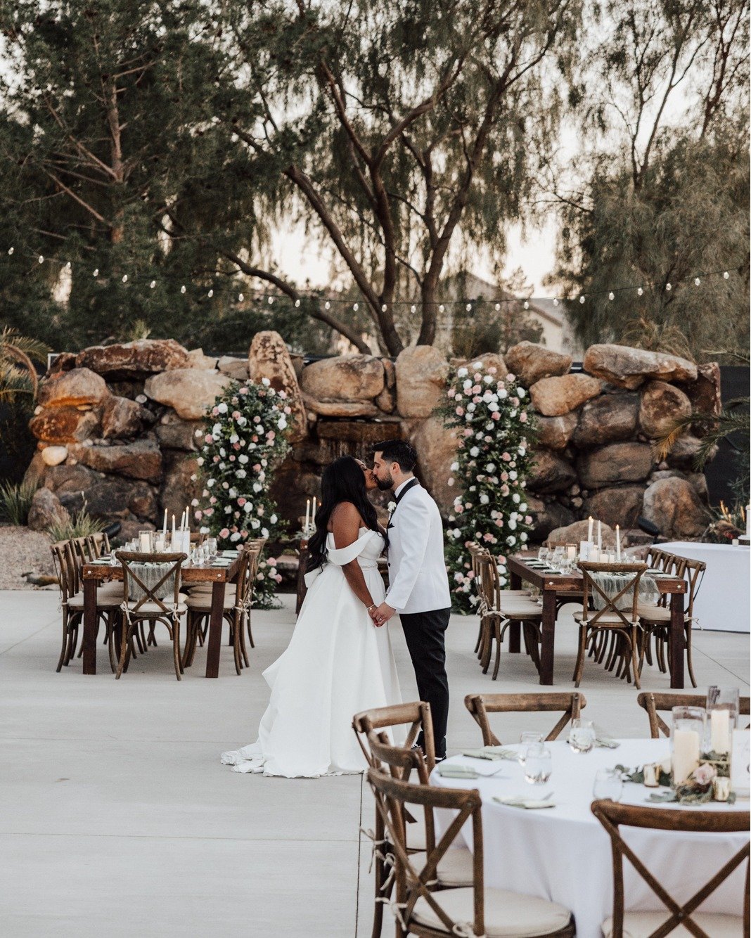 We pride ourselves in being one of the very few indoor and outdoor event venues Las Vegas has to offer.
With the flexibility of hosting your reception indoors, outdoors, or both, Lotus House is the premier mansion style venue with flexibility, style,