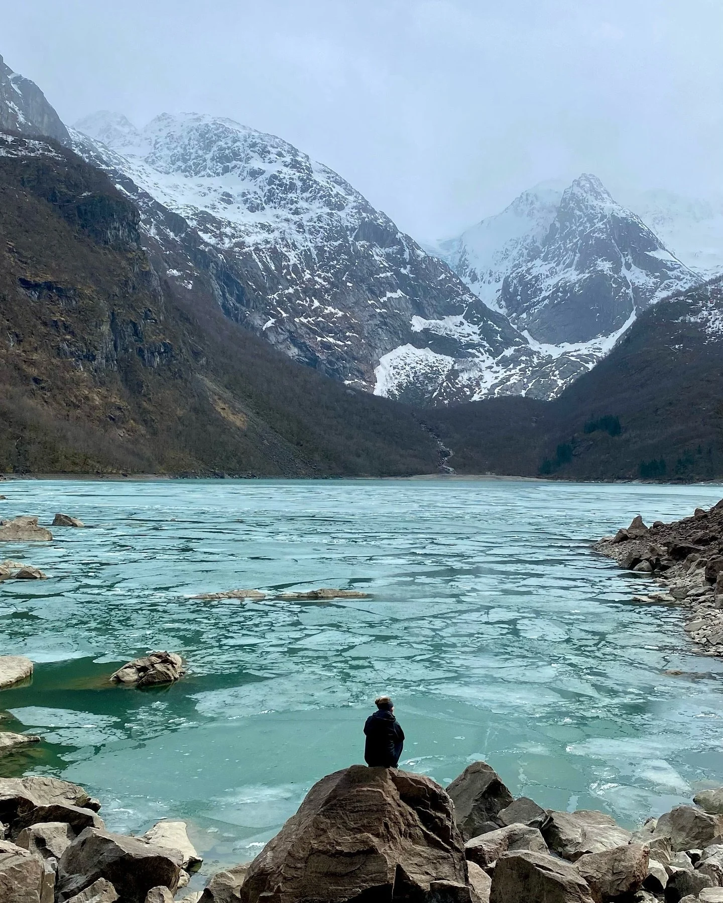 Miniwanderung zum Bondhusvatnet. 🏔️✨

🌲Der perfekte Ort f&uuml;r eine kurze, aber eindrucksvolle Wanderung in Bondhusdalen! Nur 3 km und Du stehst vor diesem atemberaubenden Gletschersee mit kristallklarem Wasser und Bergen im Hintergrund. Wenn es 