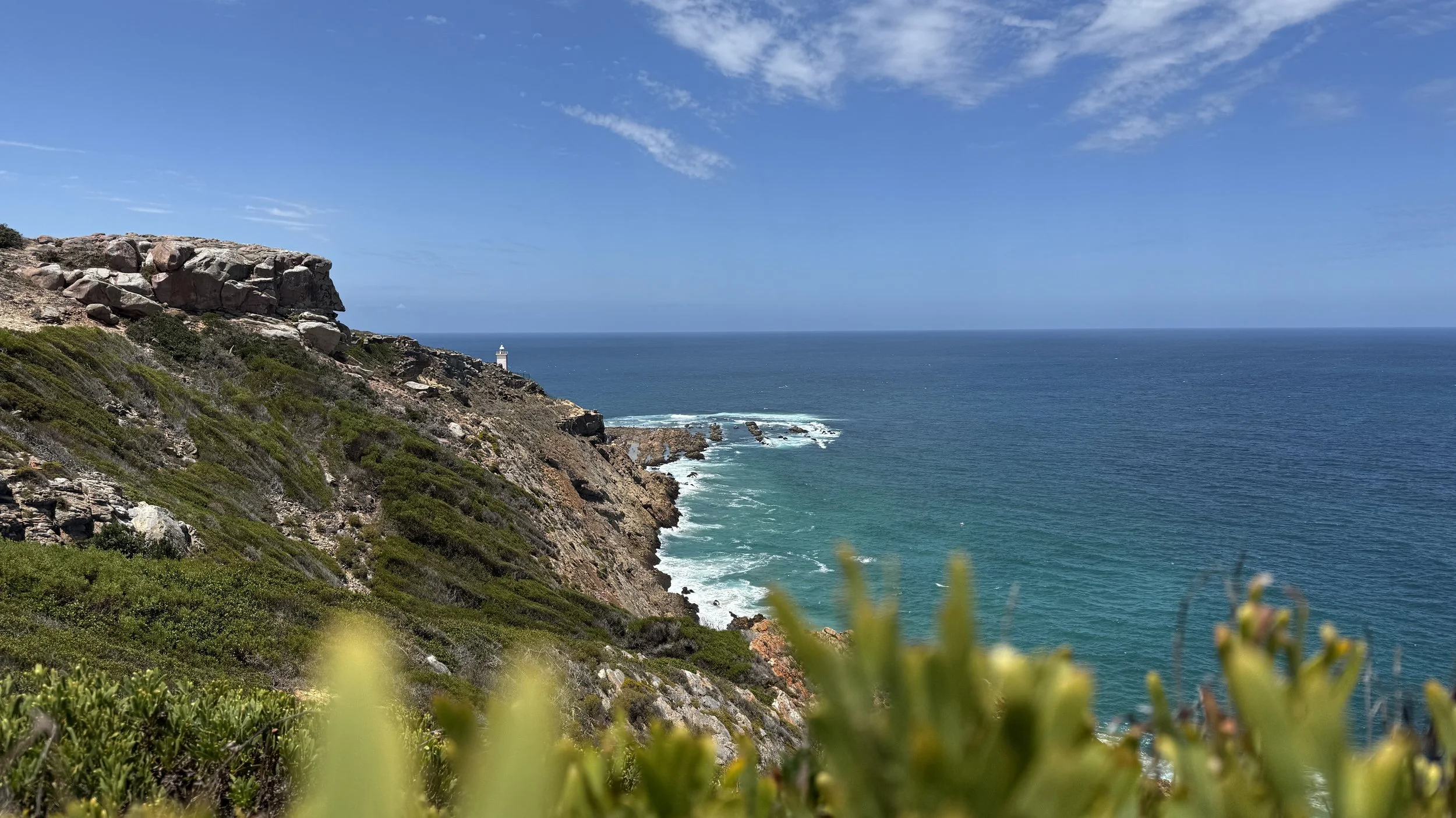 Blick vom St. Blaize Trail auf den Leuchtturm in Mossel Bay