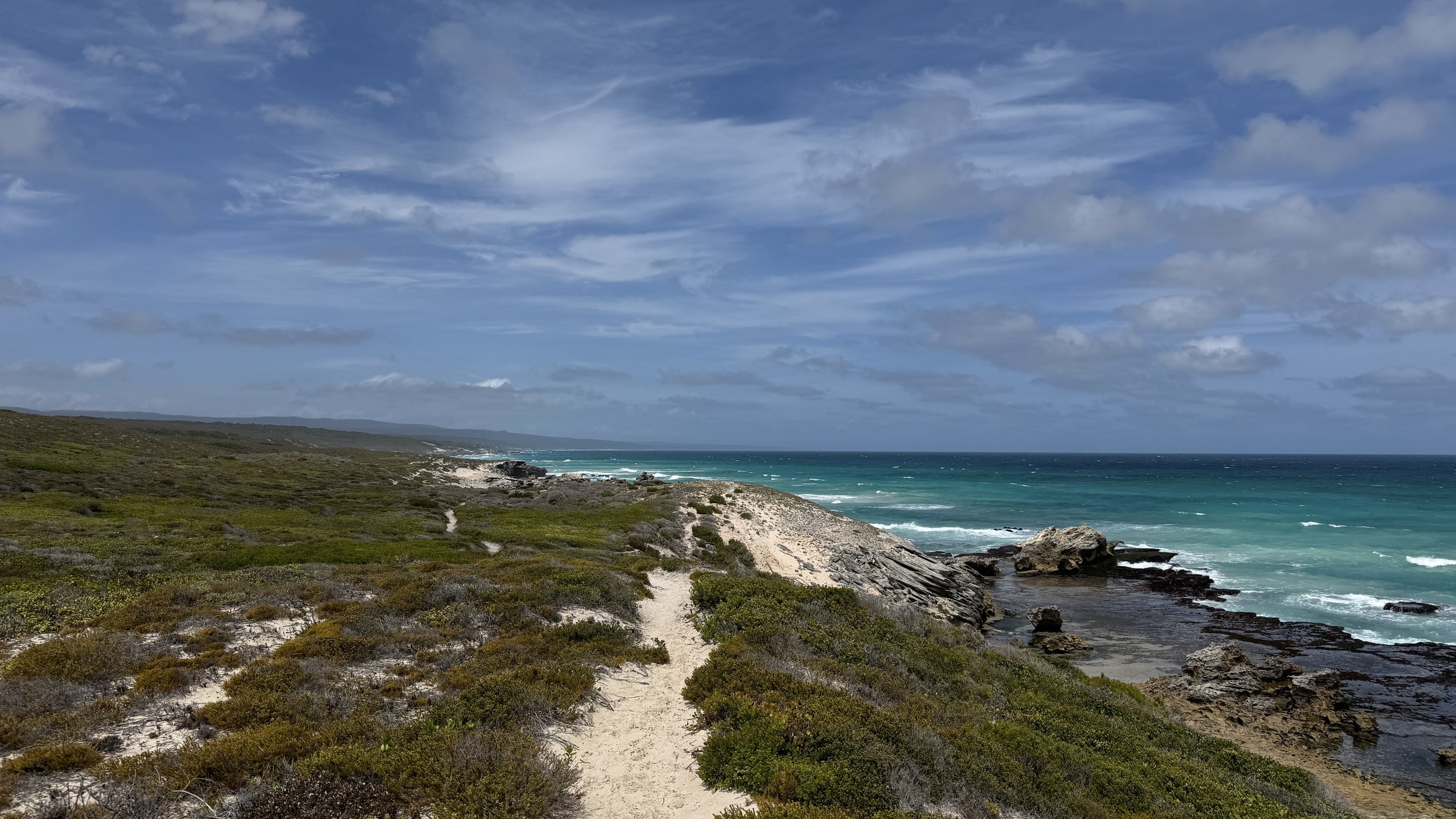 Blick auf einen Dünenweg mit Meerblick im De Hoop Nature Reserve