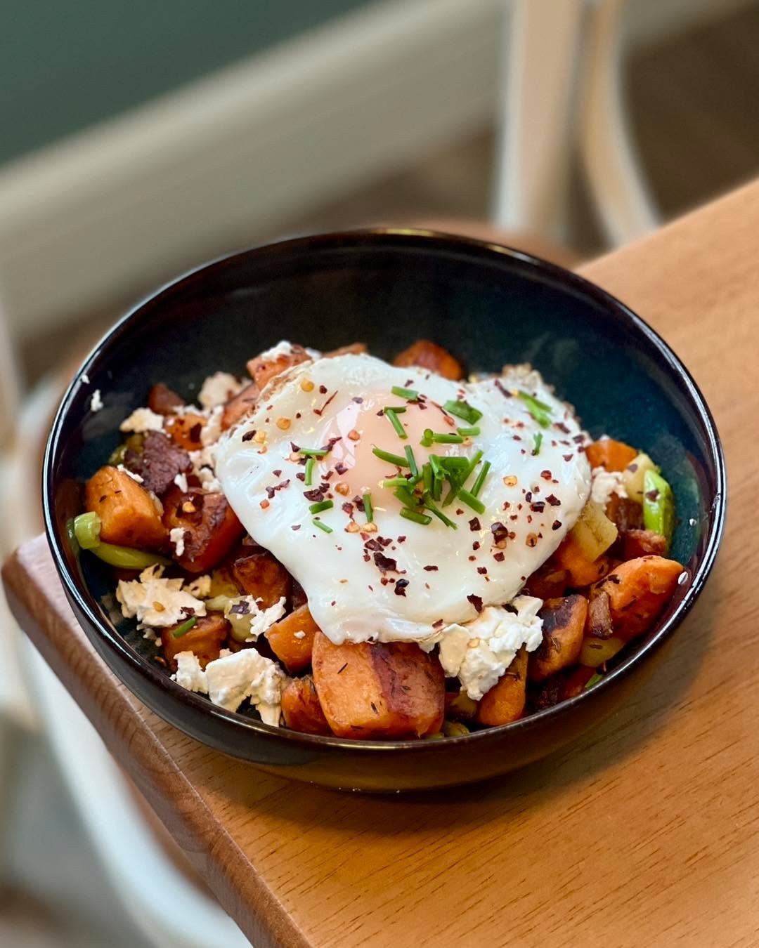 🍁 Sweet Potato Hash 🍠 

This dish was a firm favourite on last year&rsquo;s Autumn specials, so we just had to bring it back! 🤎

Rosemary-roasted sweet potato cubes topped with a fried egg, feta, peppers and scallions, finished with guacamole and 