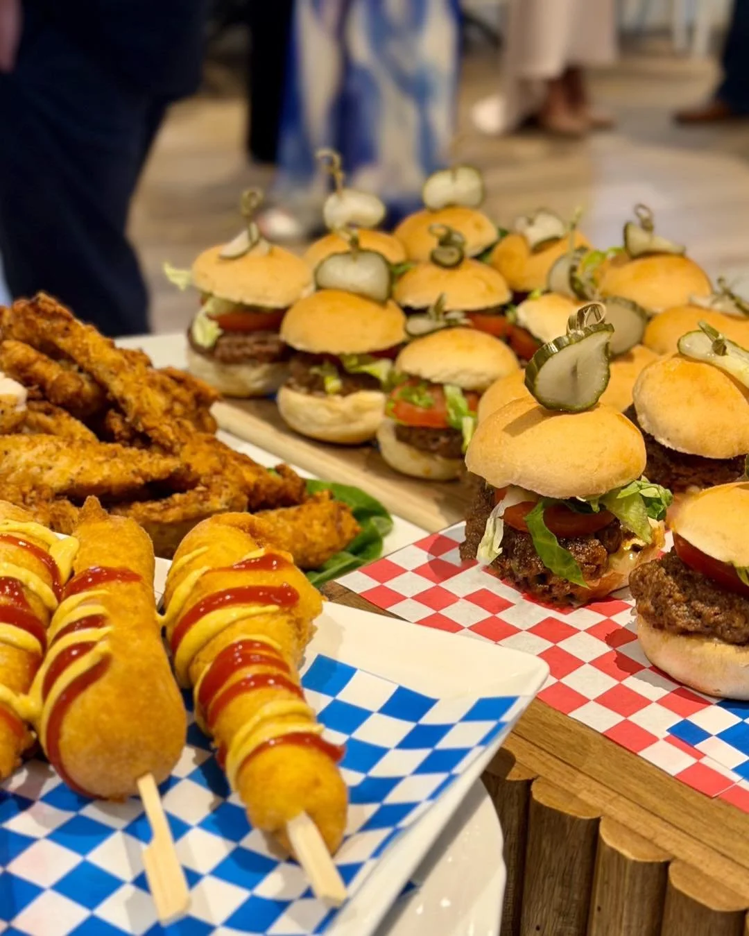🇺🇸✨ A 4th July Celebration at The Garden Room ✨🎆

We had the pleasure of hosting a wedding celebration for a couple after they tied the knot in Las Vegas! ❤️💙🤍

For the occasion, we created a special American-inspired buffet featuring mini slide