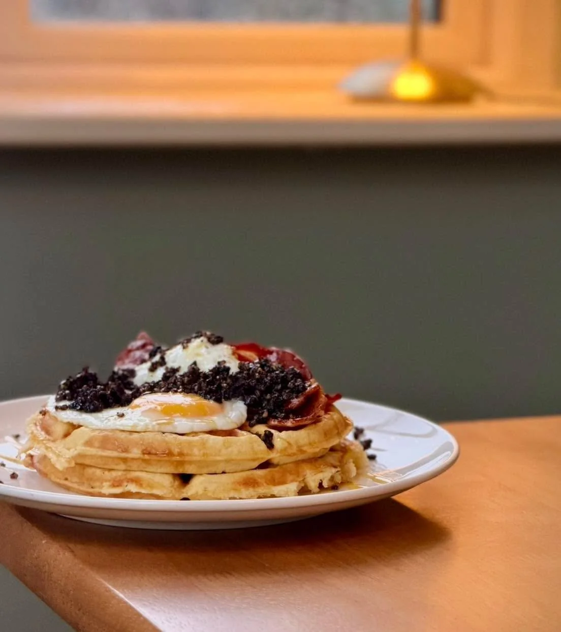 🍳 Breakfast Waffles 🧇 

Always made-to-order and topped with streaky bacon, fried egg, Clonakilty black pudding and maple syrup 🍁 

#brunchtime #warrenpoint #newry #countydown #coffeeshop